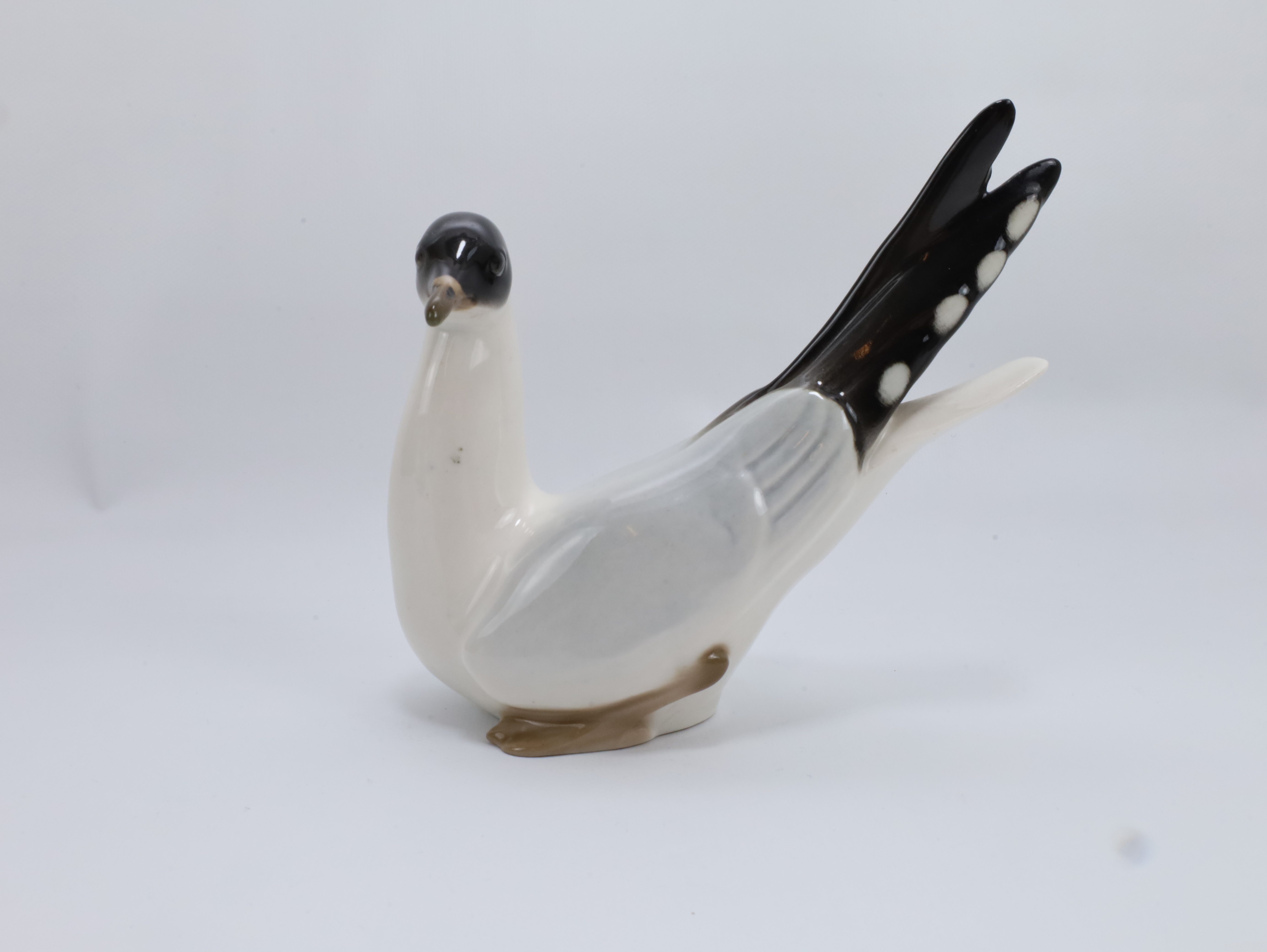 Porselensfigur hettemåke – Lomonosov ca. 1970–90