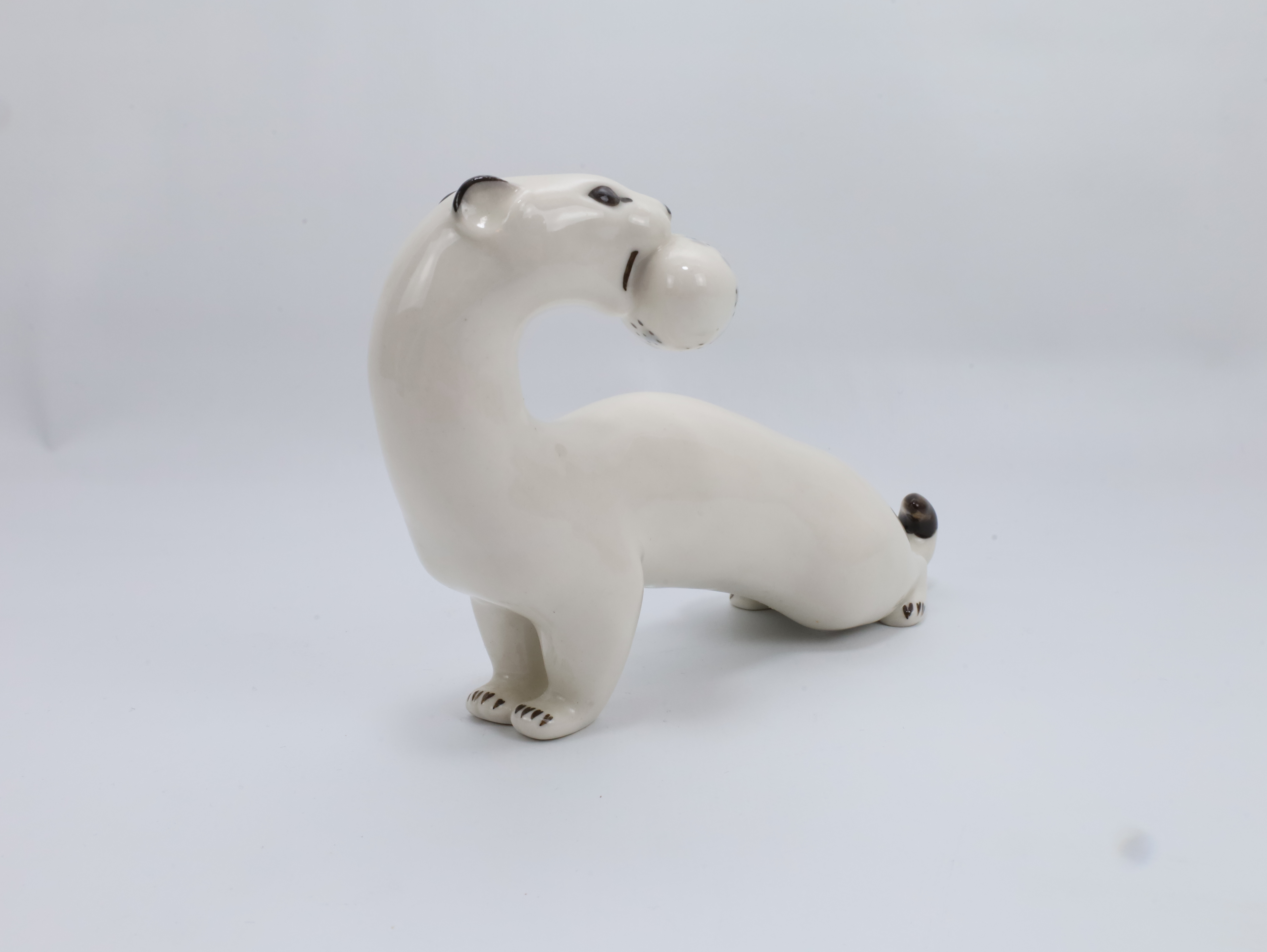 Porselensfigur røyskatt med egg – Lomonosov ca. 1960–80