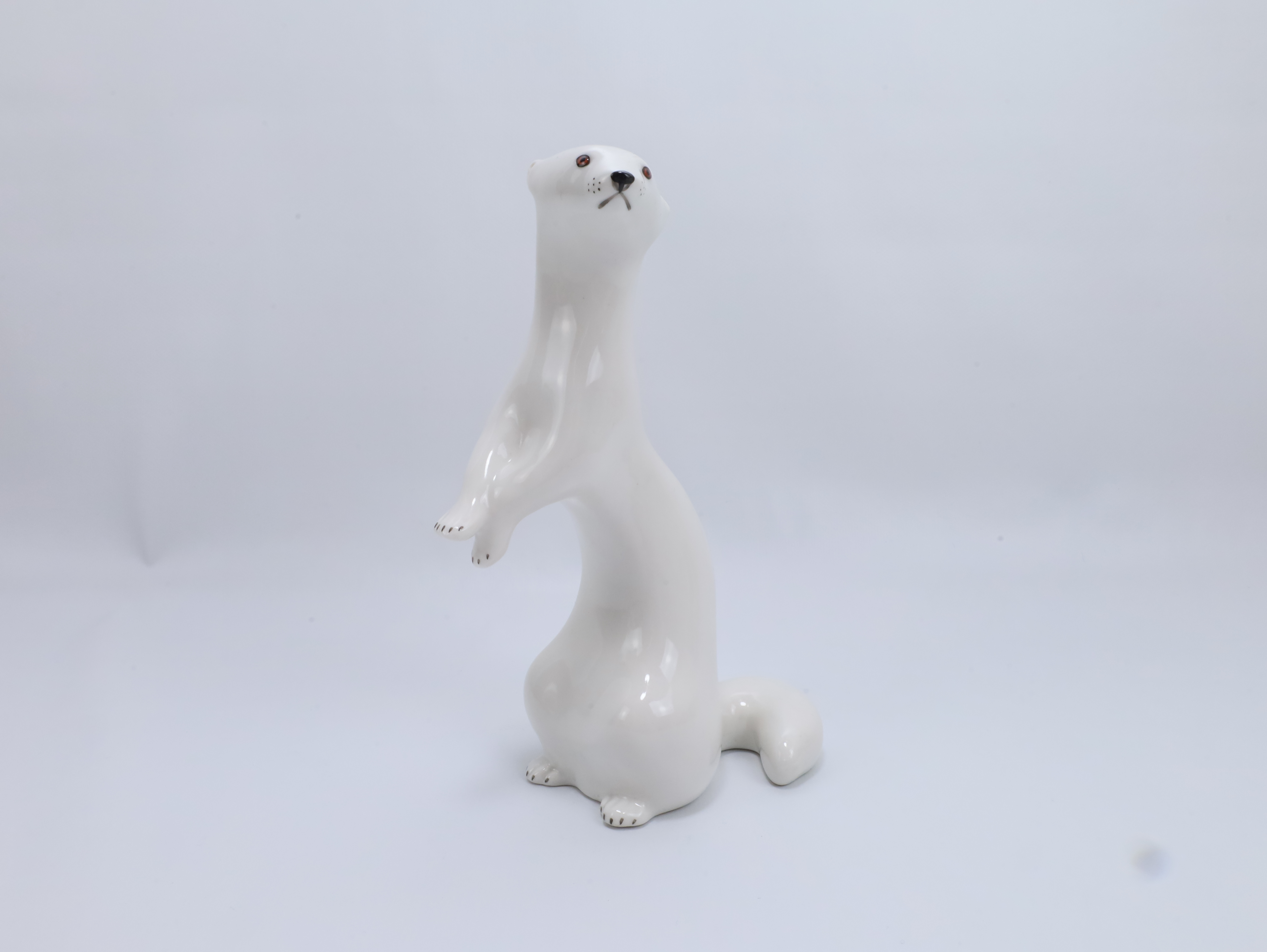 Porselensfigur oter – Lomonosov ca. 1960–80