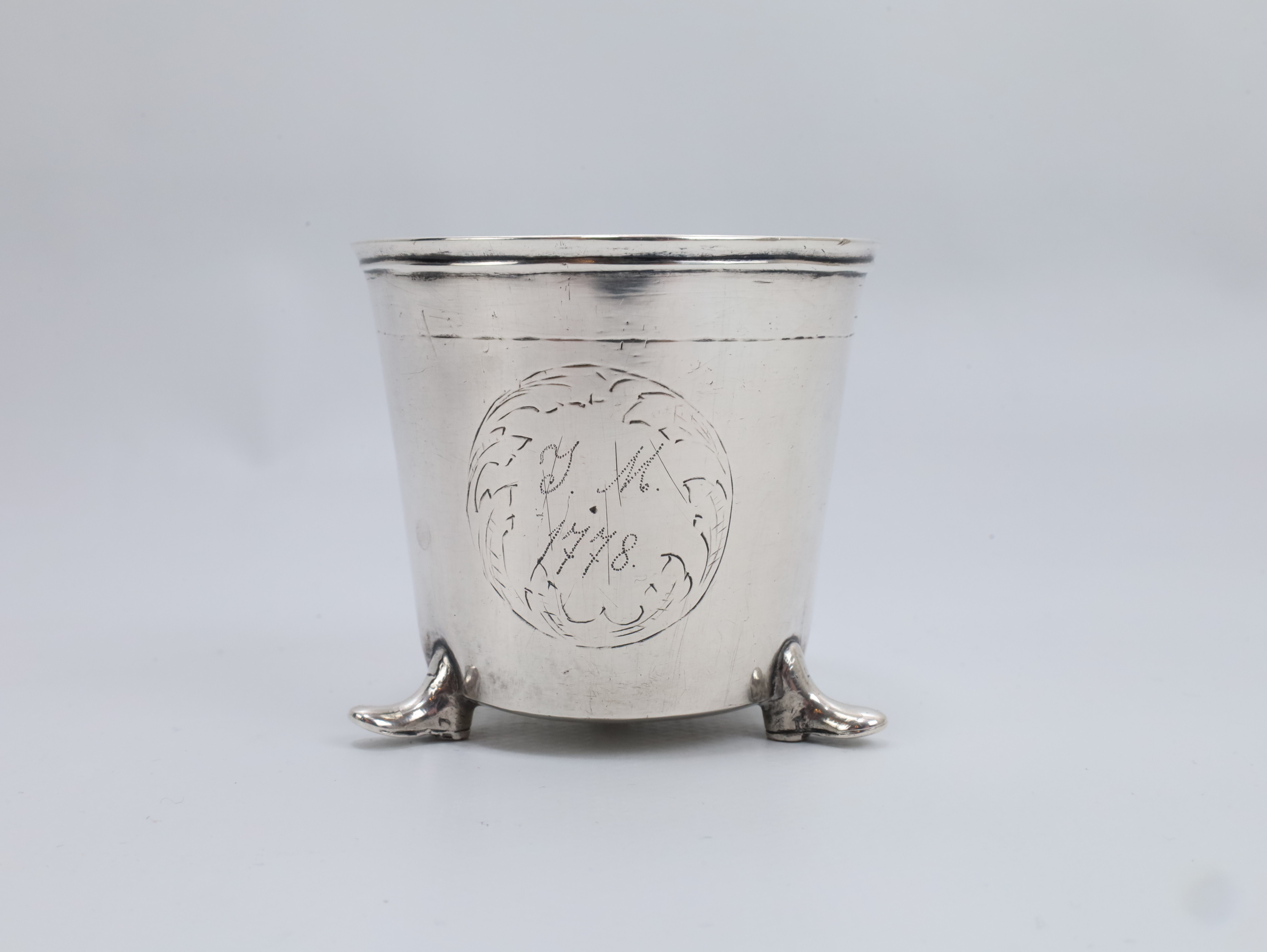 Sølvbeger på føtter – datert 1778