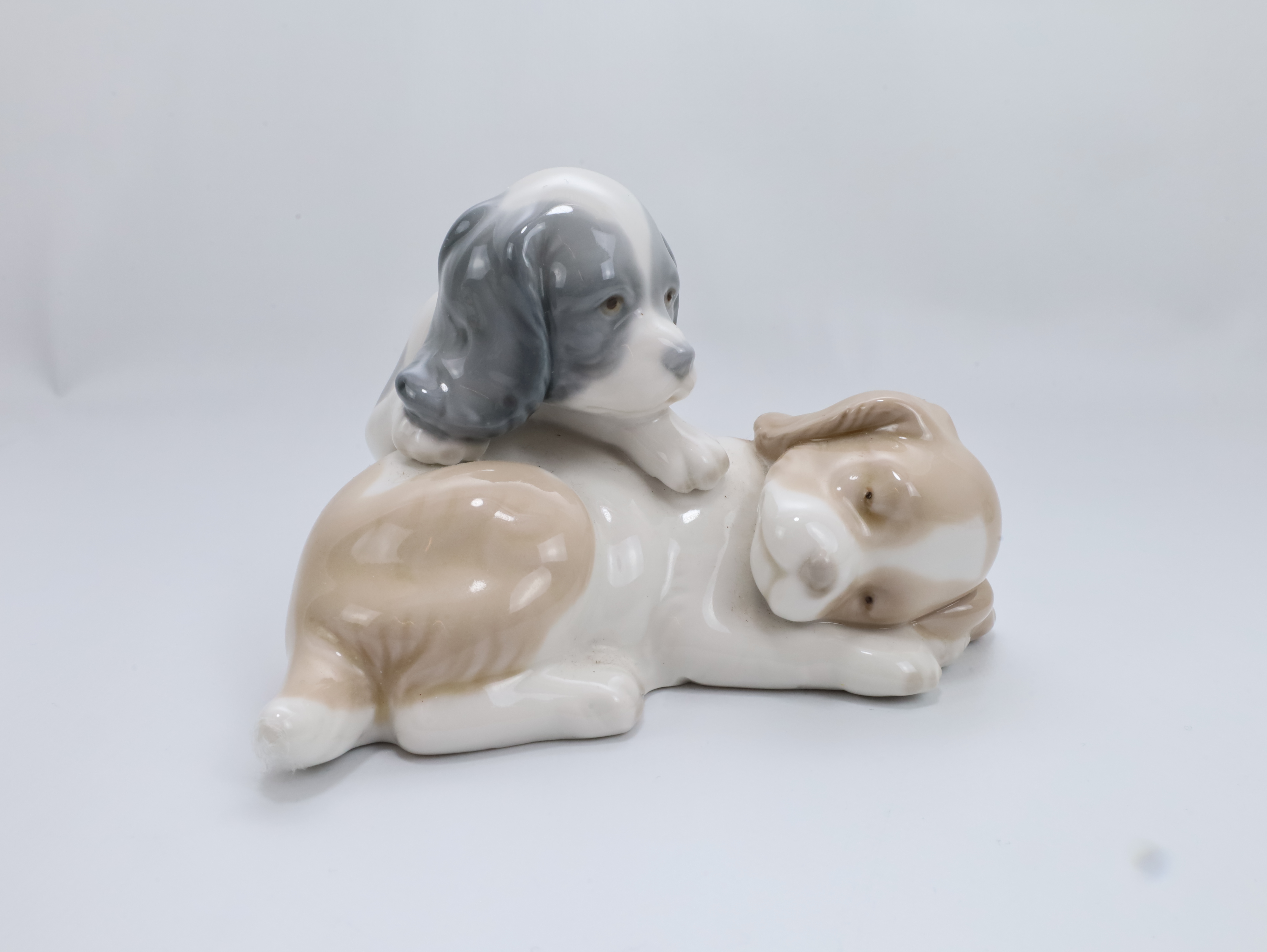 Porselensfigur hundevalper – Nao by Lladró ca. 1980–2000