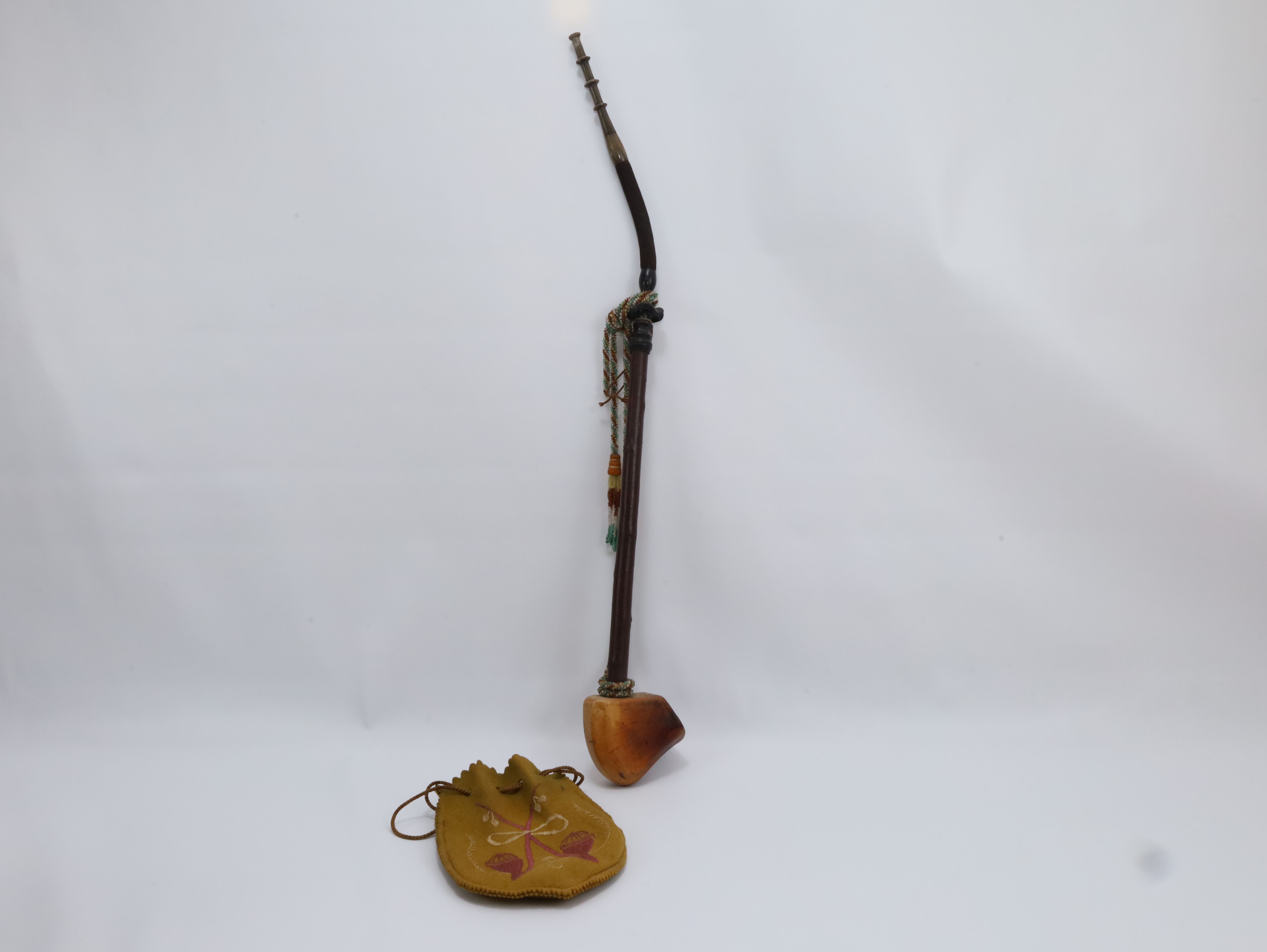 Antikk langpipe med futteral og perledekor ca. 1800–1900