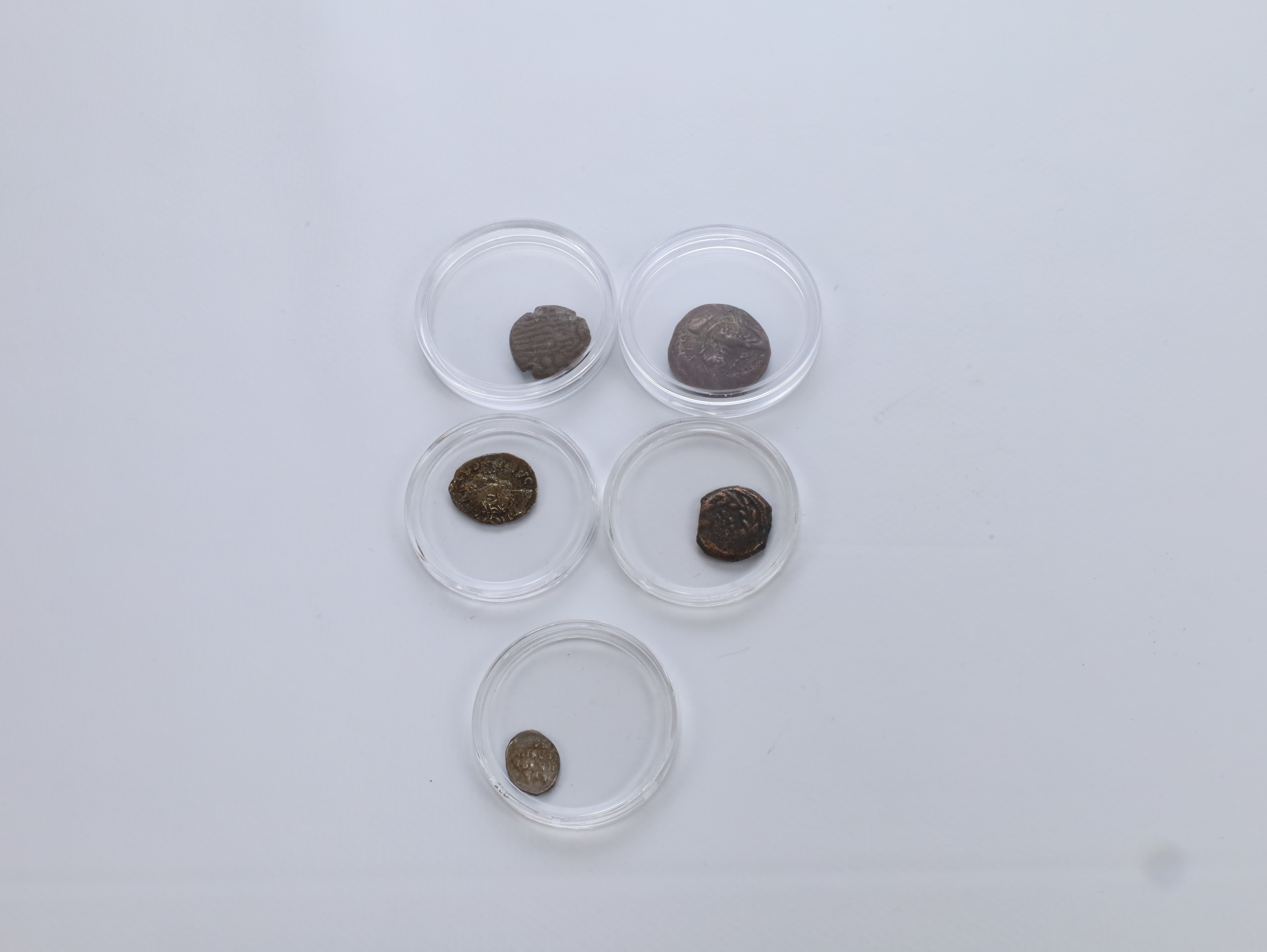 Lott med antikke mynter i kapsler ca. 1600–1800