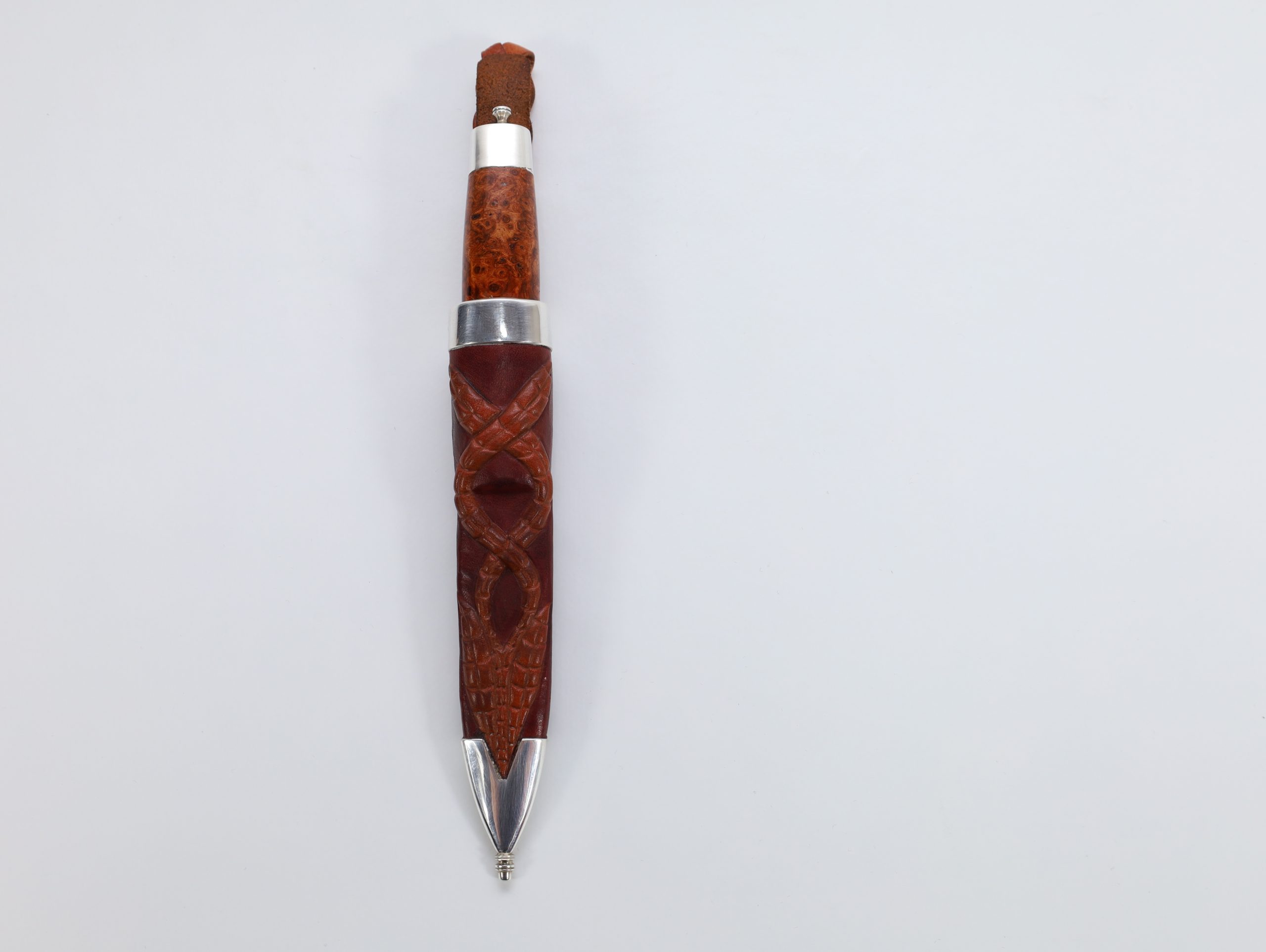 Håndlaget brukskniv – TH / LHJ – masurbjørk, 925 sølv og lærslire