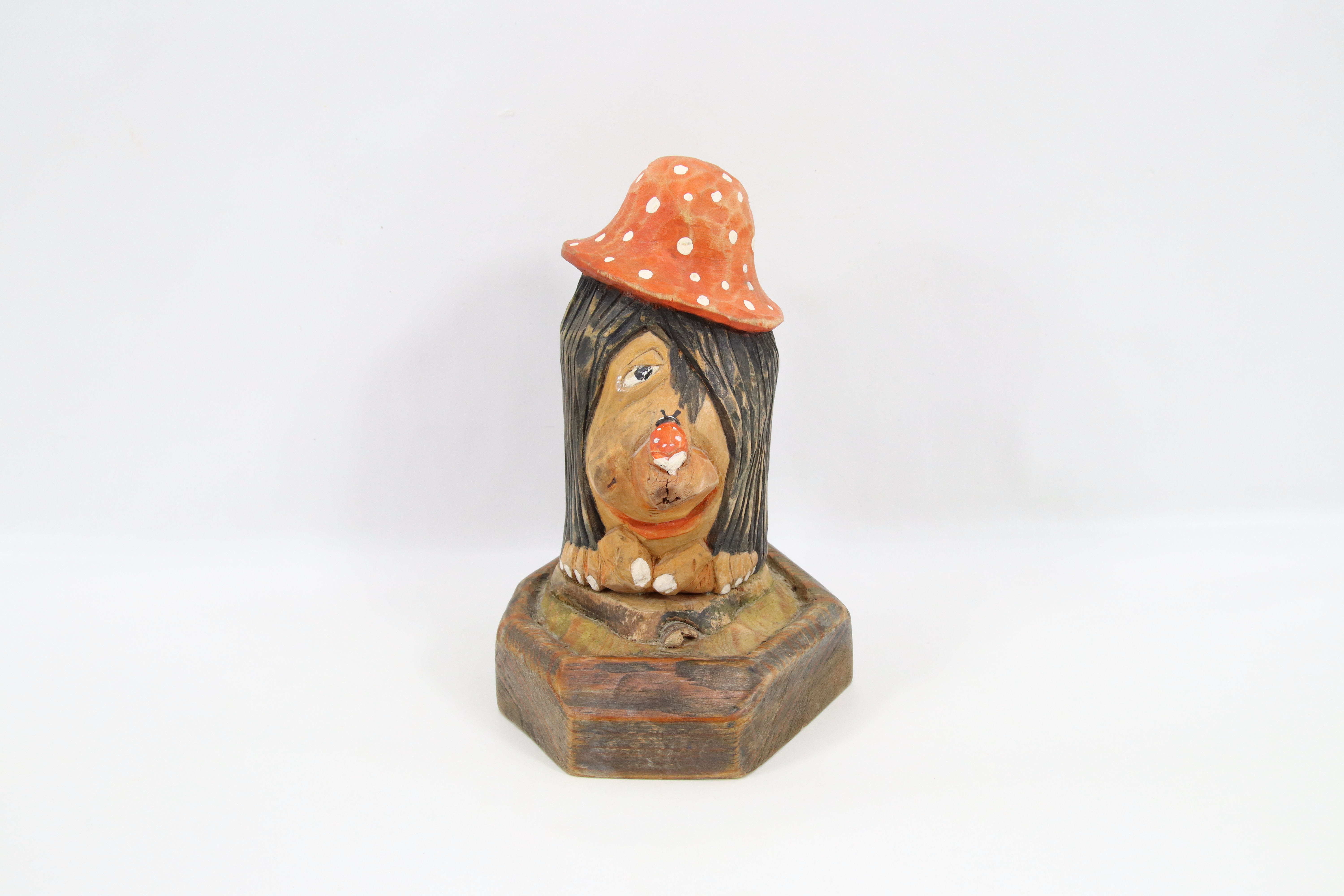 Treskåret trollfigur – signert CL 1968