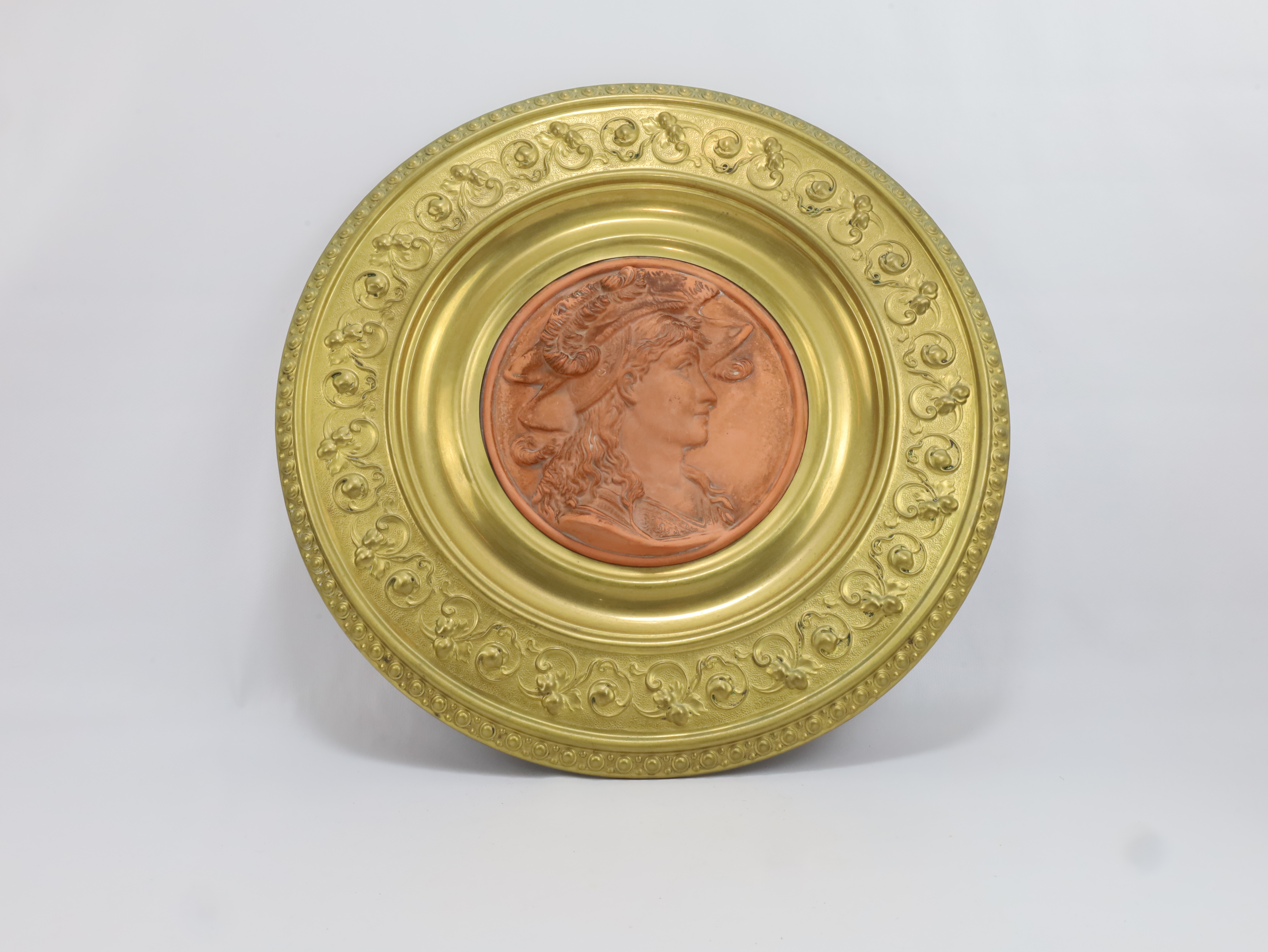 Veggtallerken i messing og kobber – SOB & P modell 258 ca. 1900