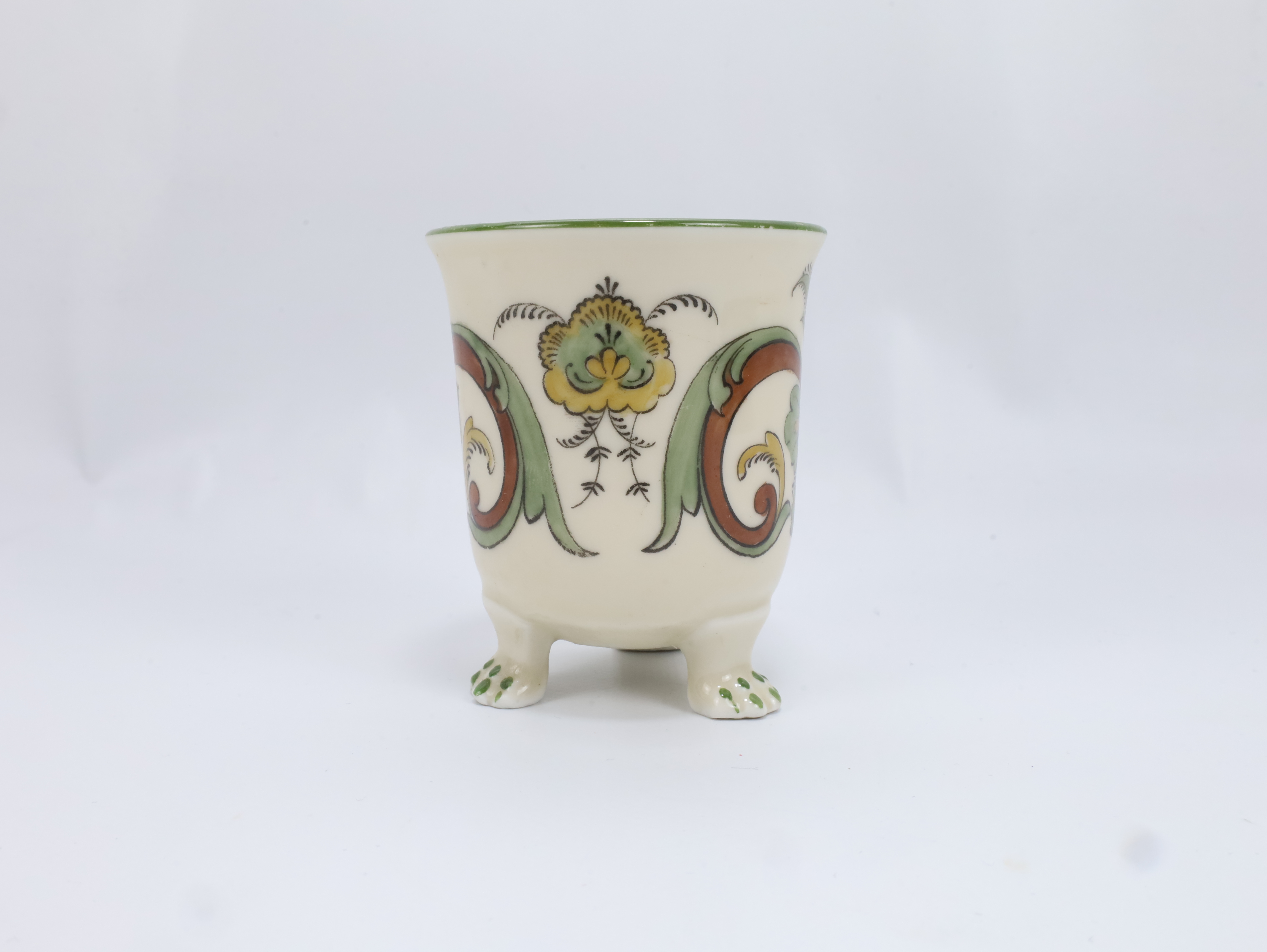 Porsgrund Porselen kopp på føtter – rosemaling dekor – ca. 1920–40 (Nordisk dekor)