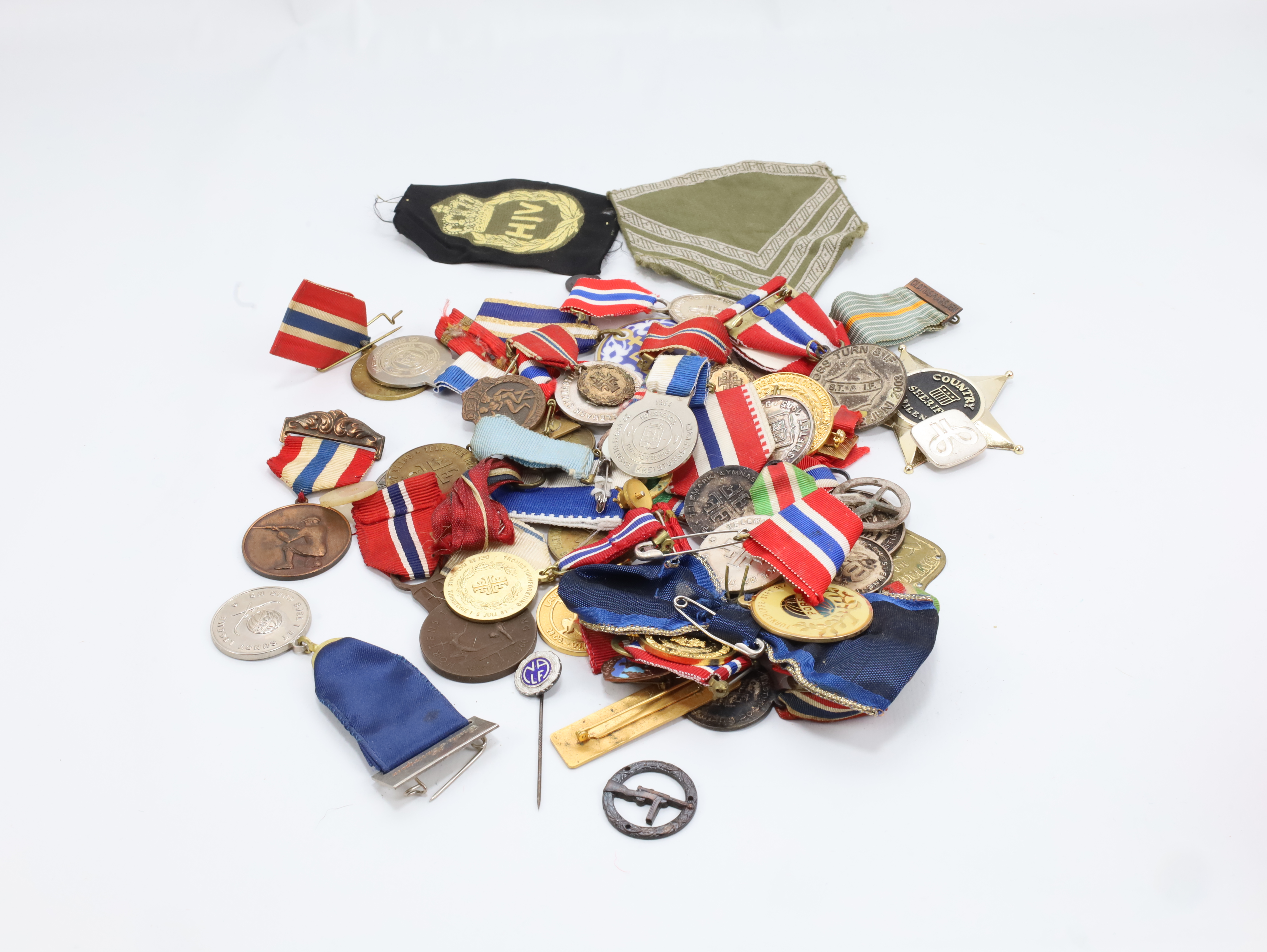Stort parti medaljer, merker og utmerkelser – sport, militært og diverse