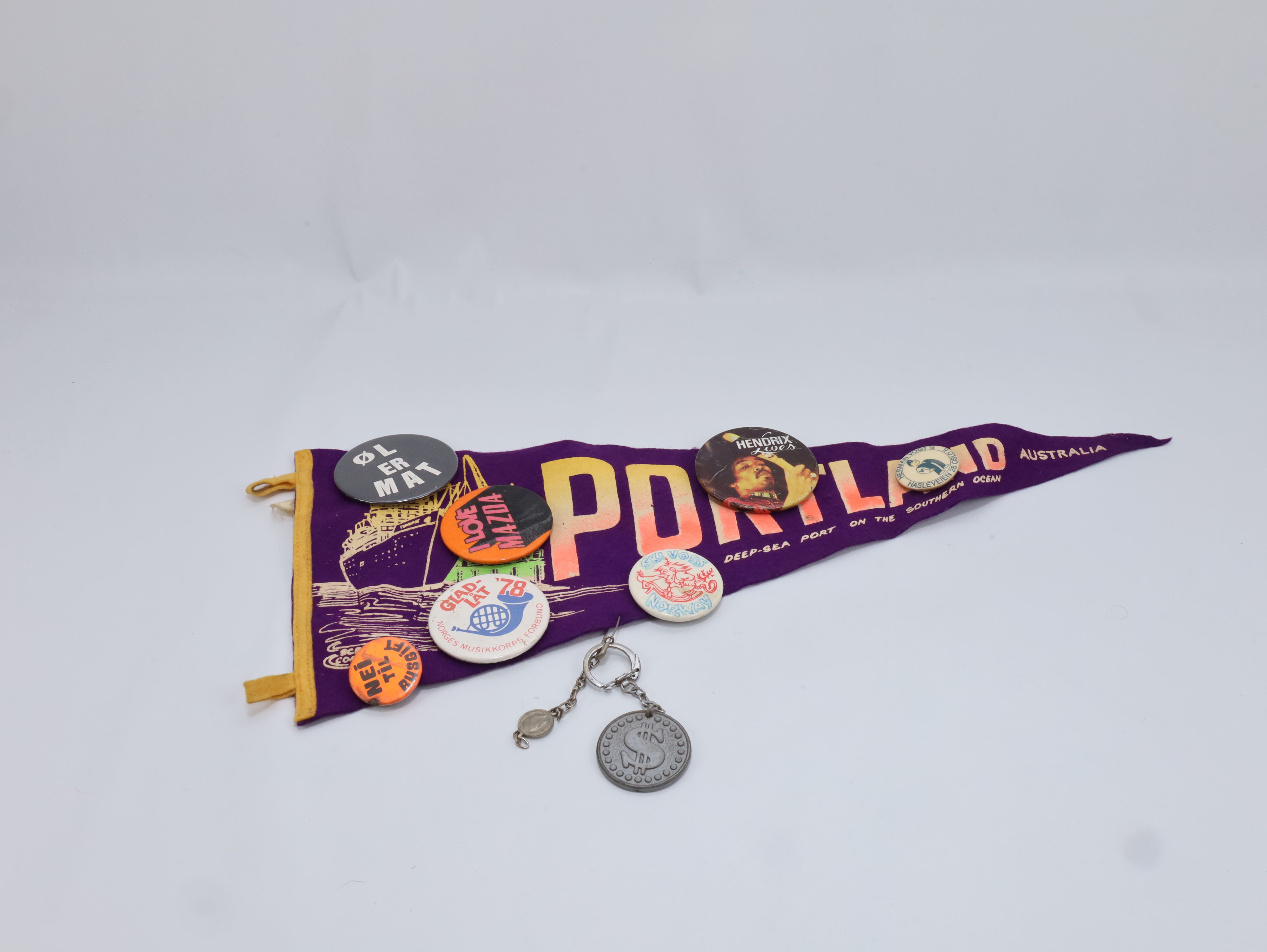 Vintage vimpel “Portland Australia” med pins & nøkkelring – samleobjekt