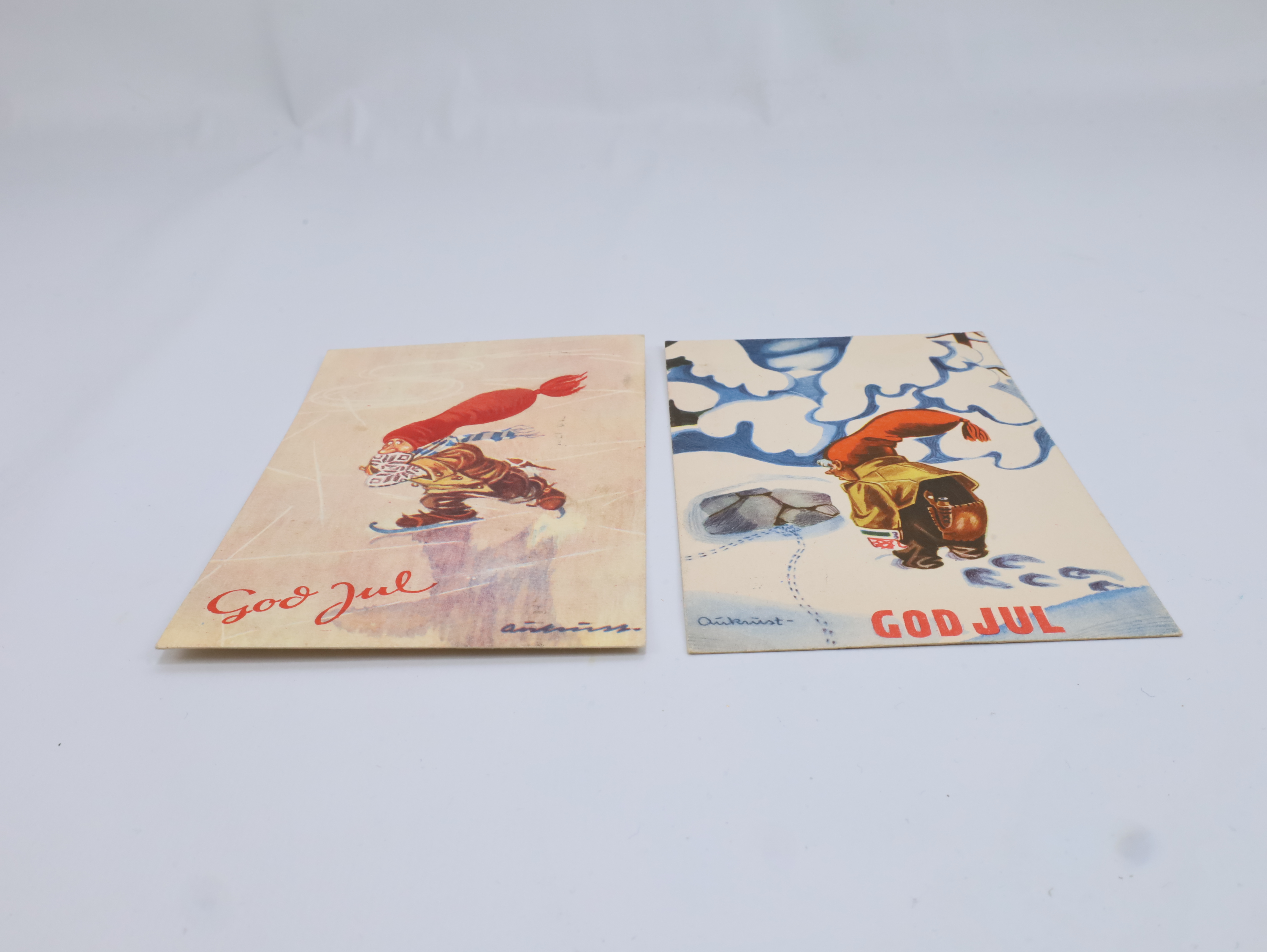 2 stk Kjell Aukrust julekort – “God Jul” nissemotiv – 1950-tallet – postgått