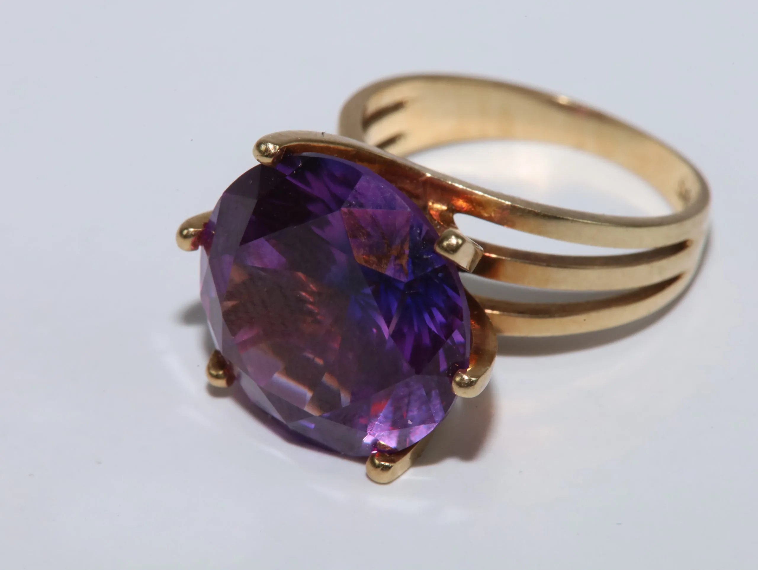 Gullring med ametyst – 585 / 14 karat, innvendig diameter 16 mm