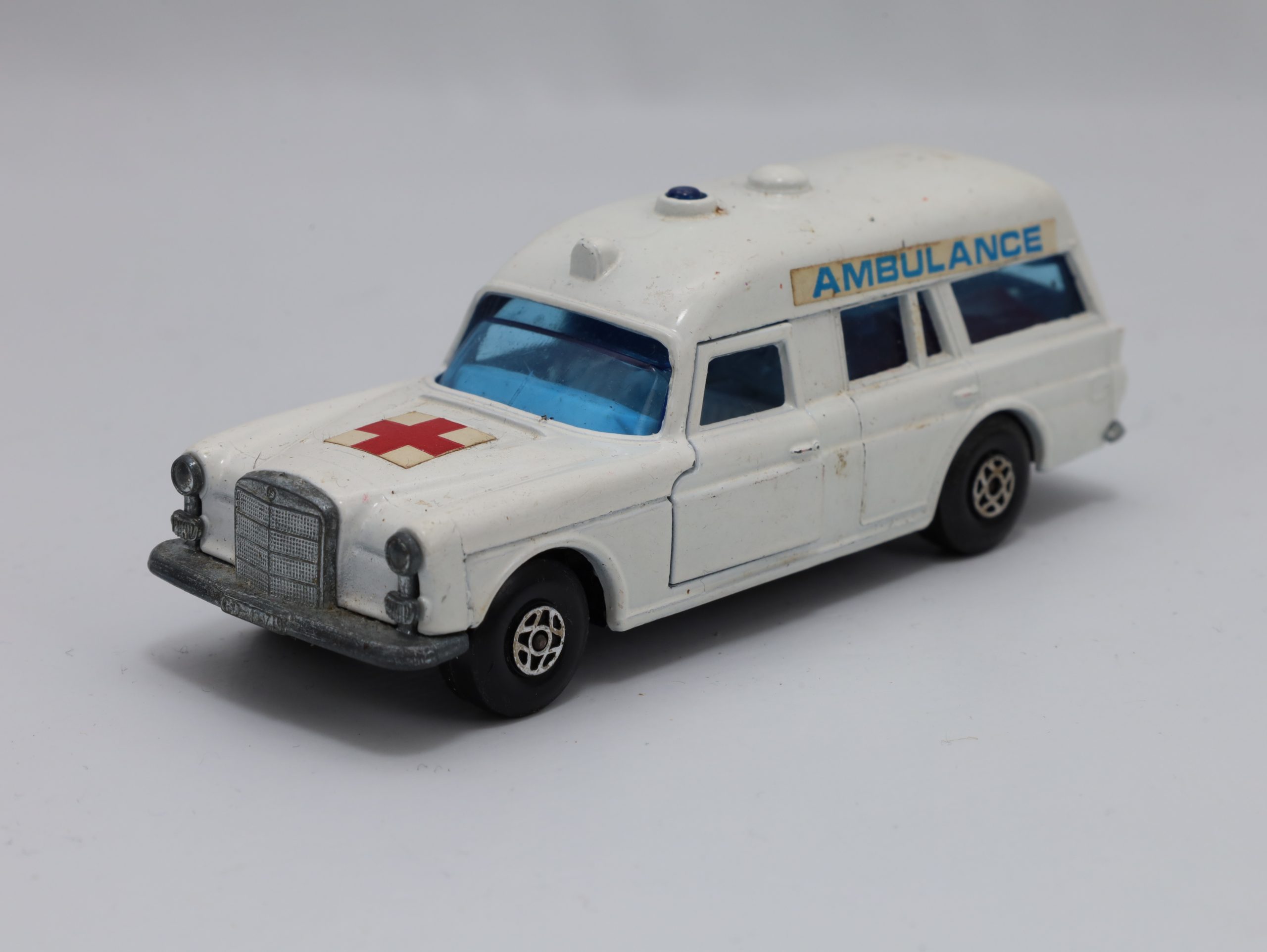 Matchbox K-26 Mercedes-Benz “BINZ” Ambulance – Lesney England