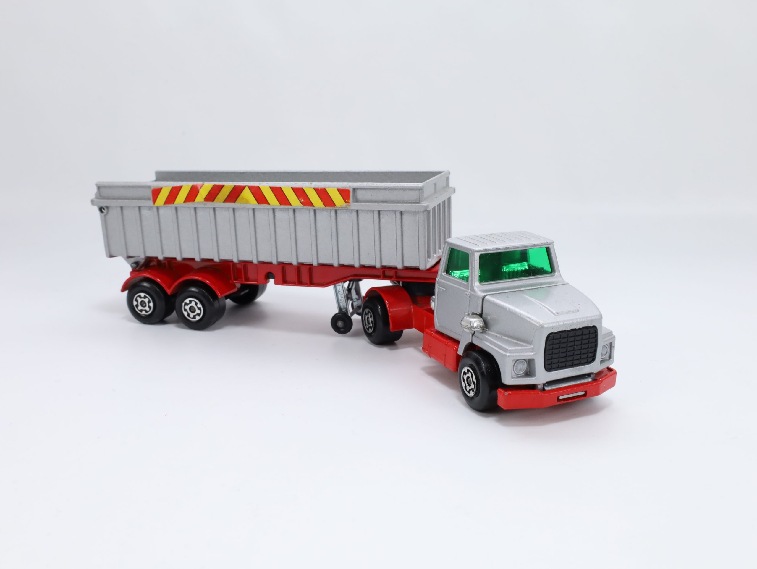Matchbox SuperKings Ford LTS Tractor & Tipper Trailer (1978) – Lesney England