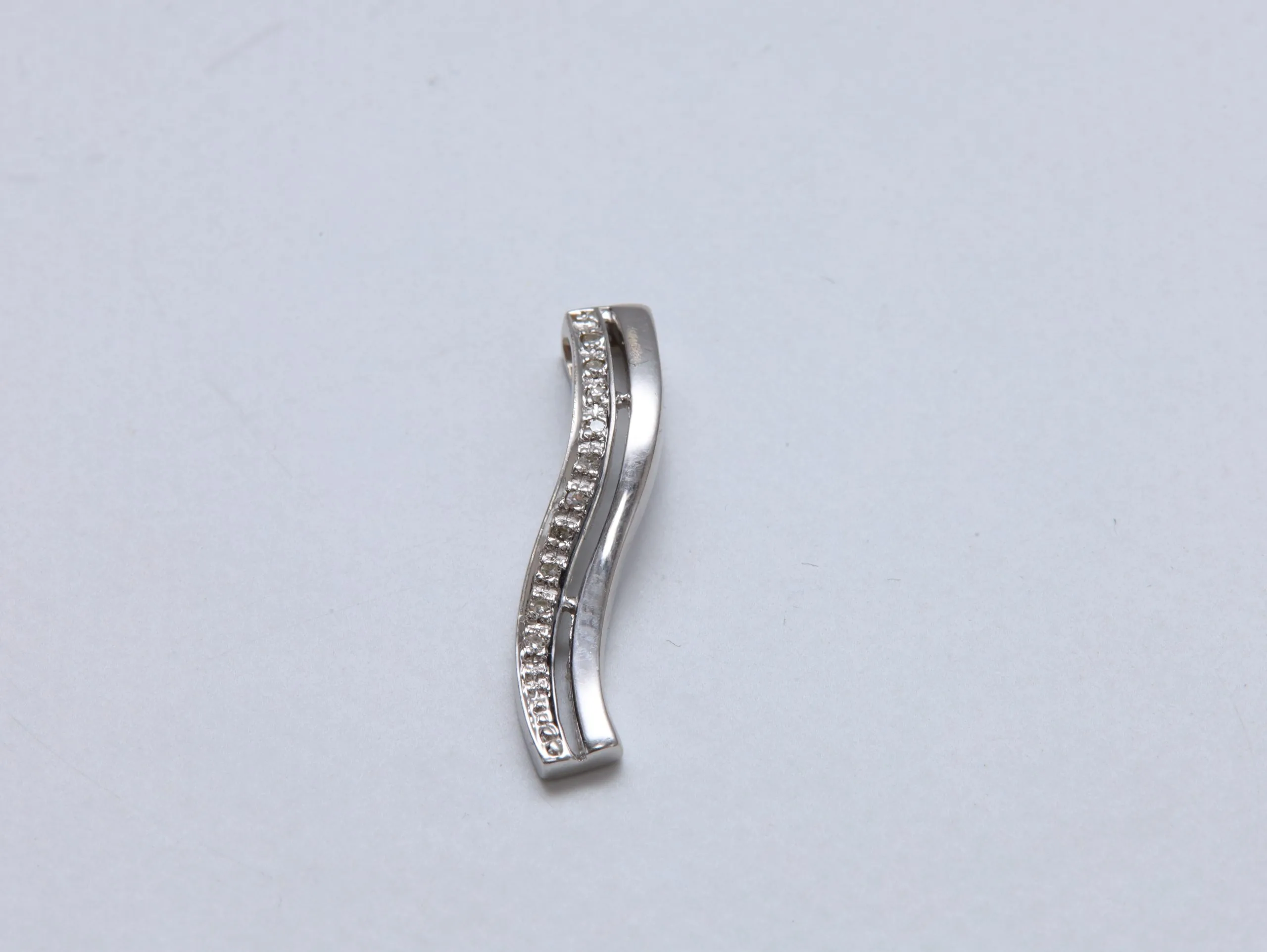 Anheng i 585 hvitt gull med diamanter – elegant bølgeformet design