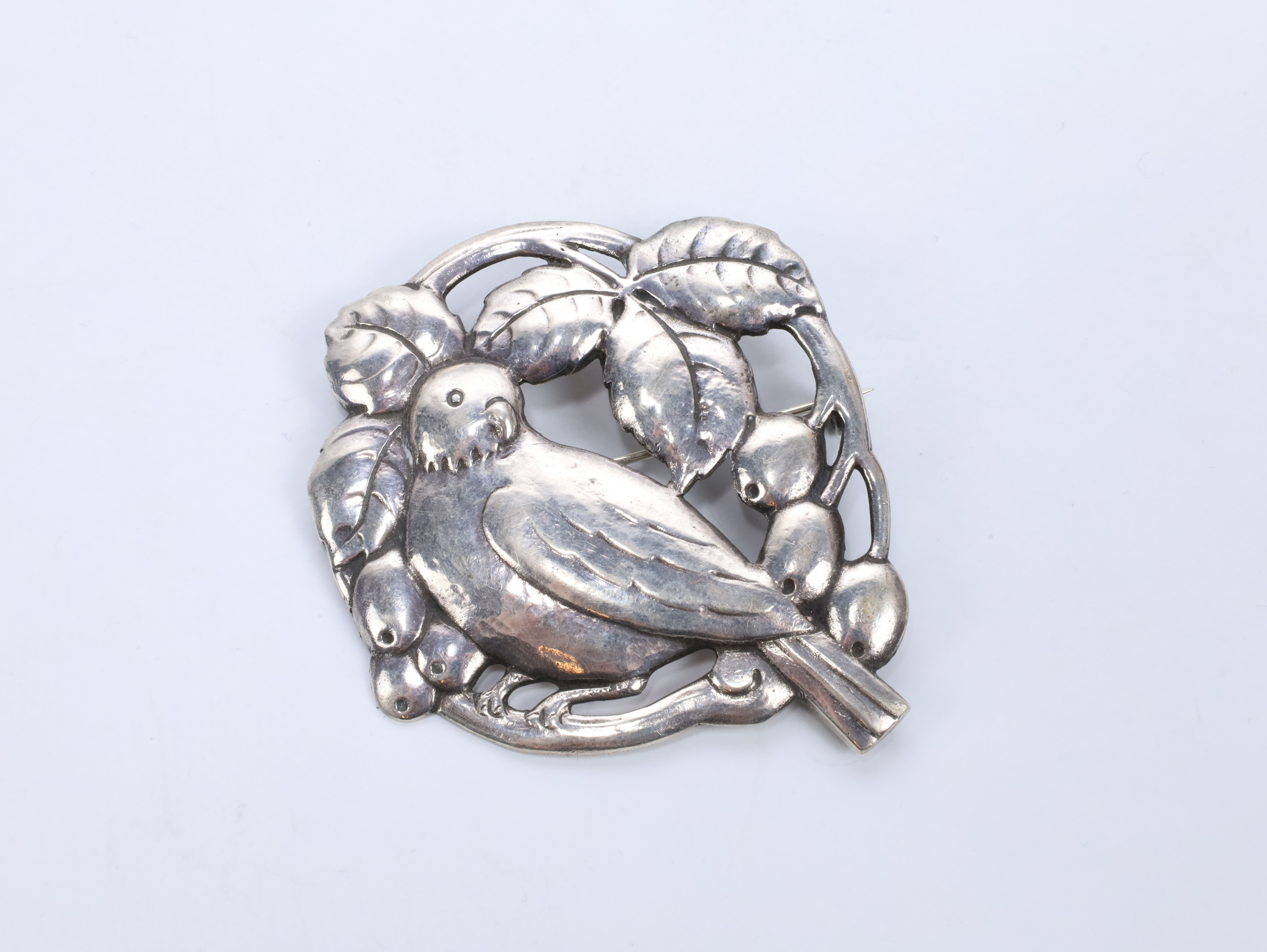 Sølvbrosje av Olav Fritjof Hjortdahl - Due med druer og blader