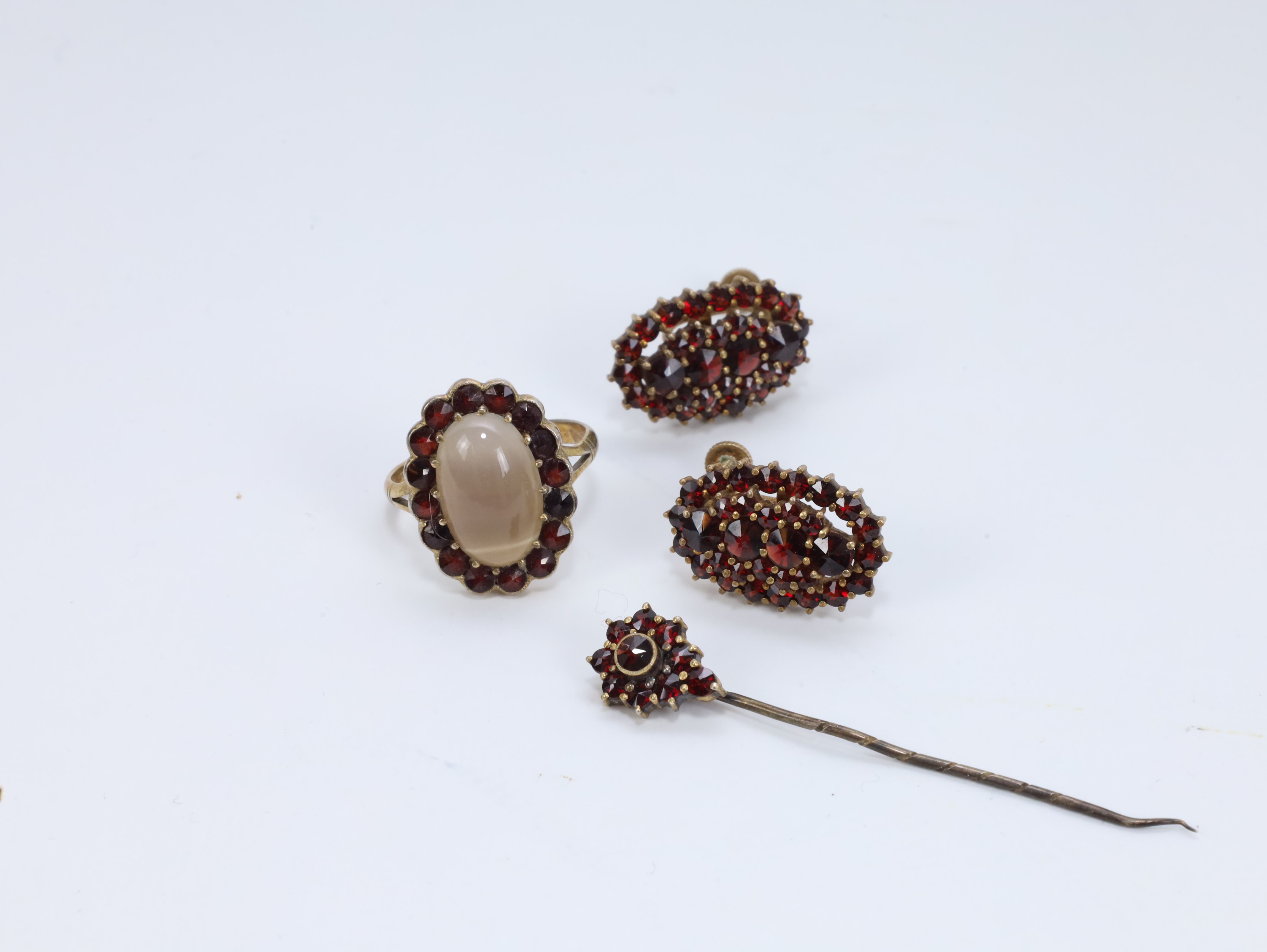 Antikk granatsmykke sett med månestein og jakkeslagsnål
