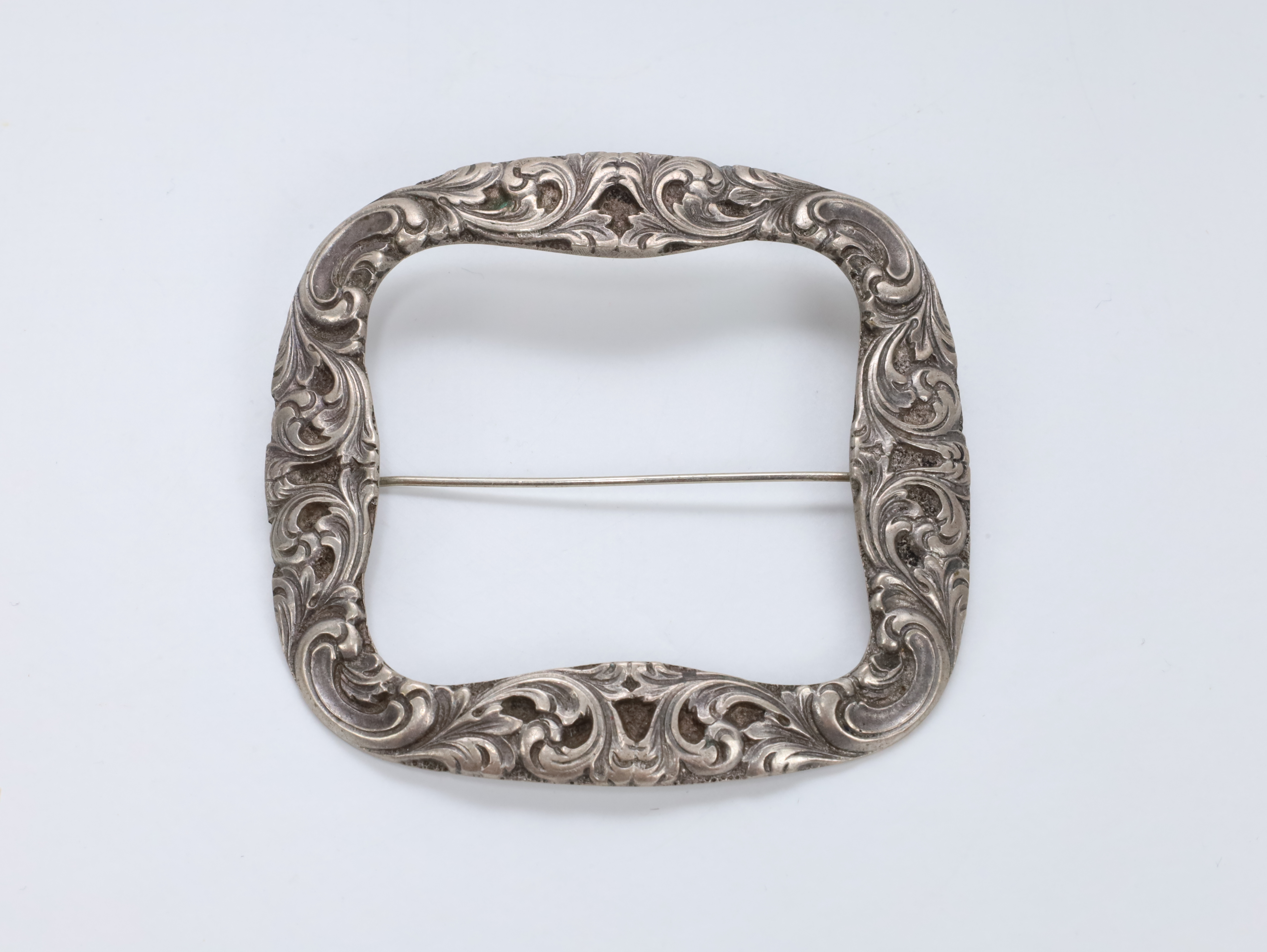 Antikk sølvbrosje med akantusdekor - 830S