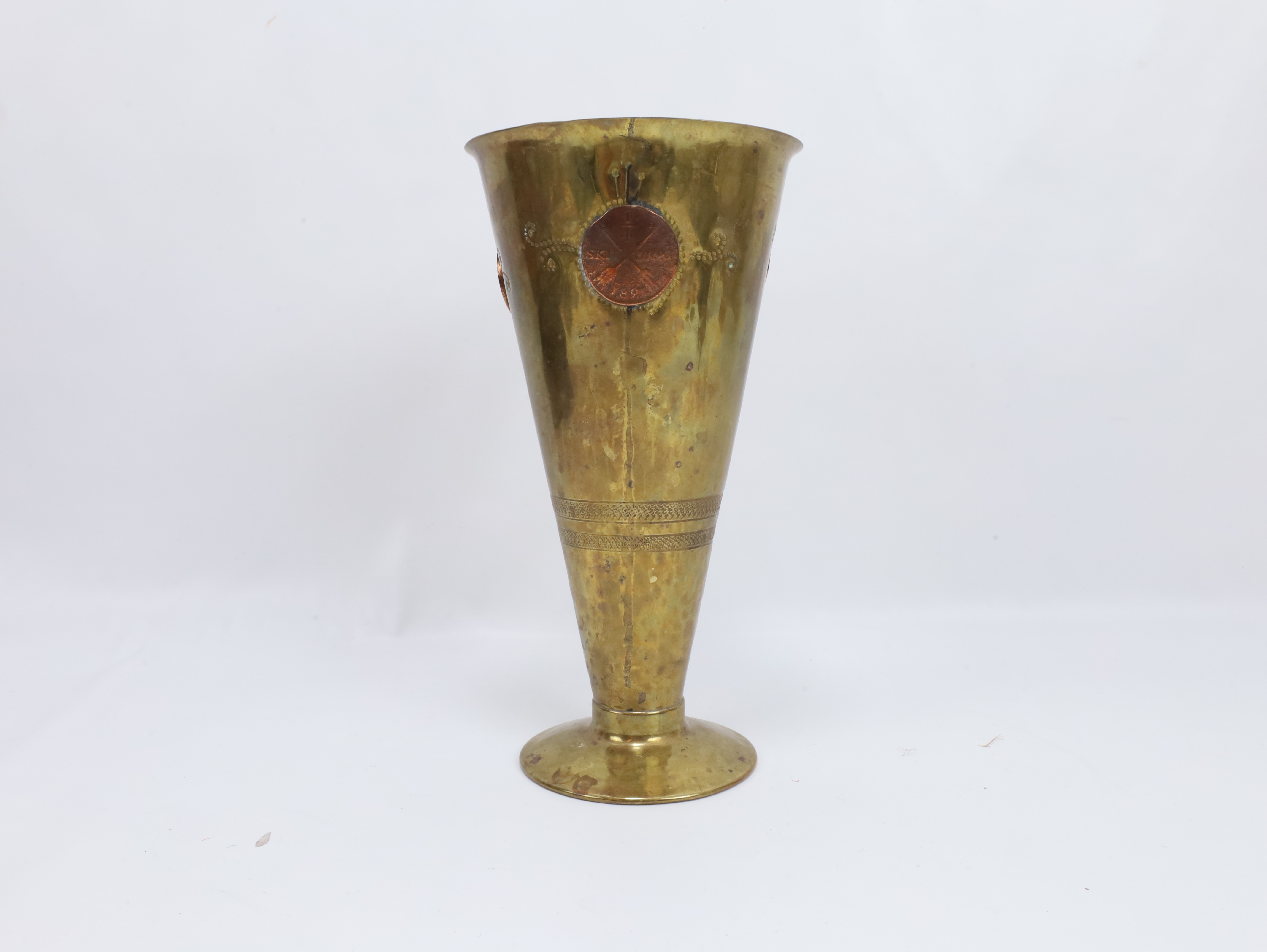 Antikk messingvase med kobbermynter