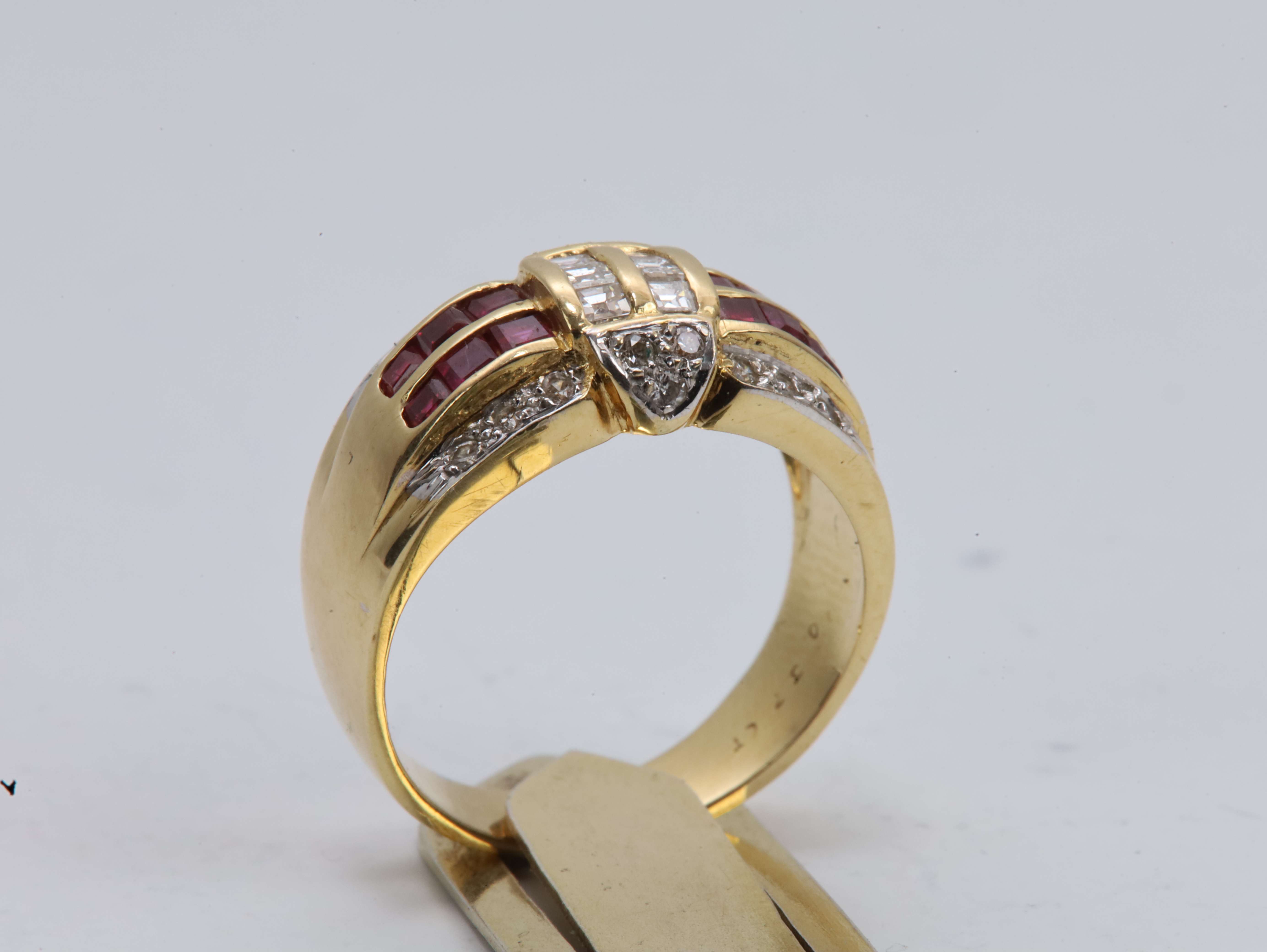 Elegant 18K Gullring med Rubiner og Diamanter (0,37 CT)
