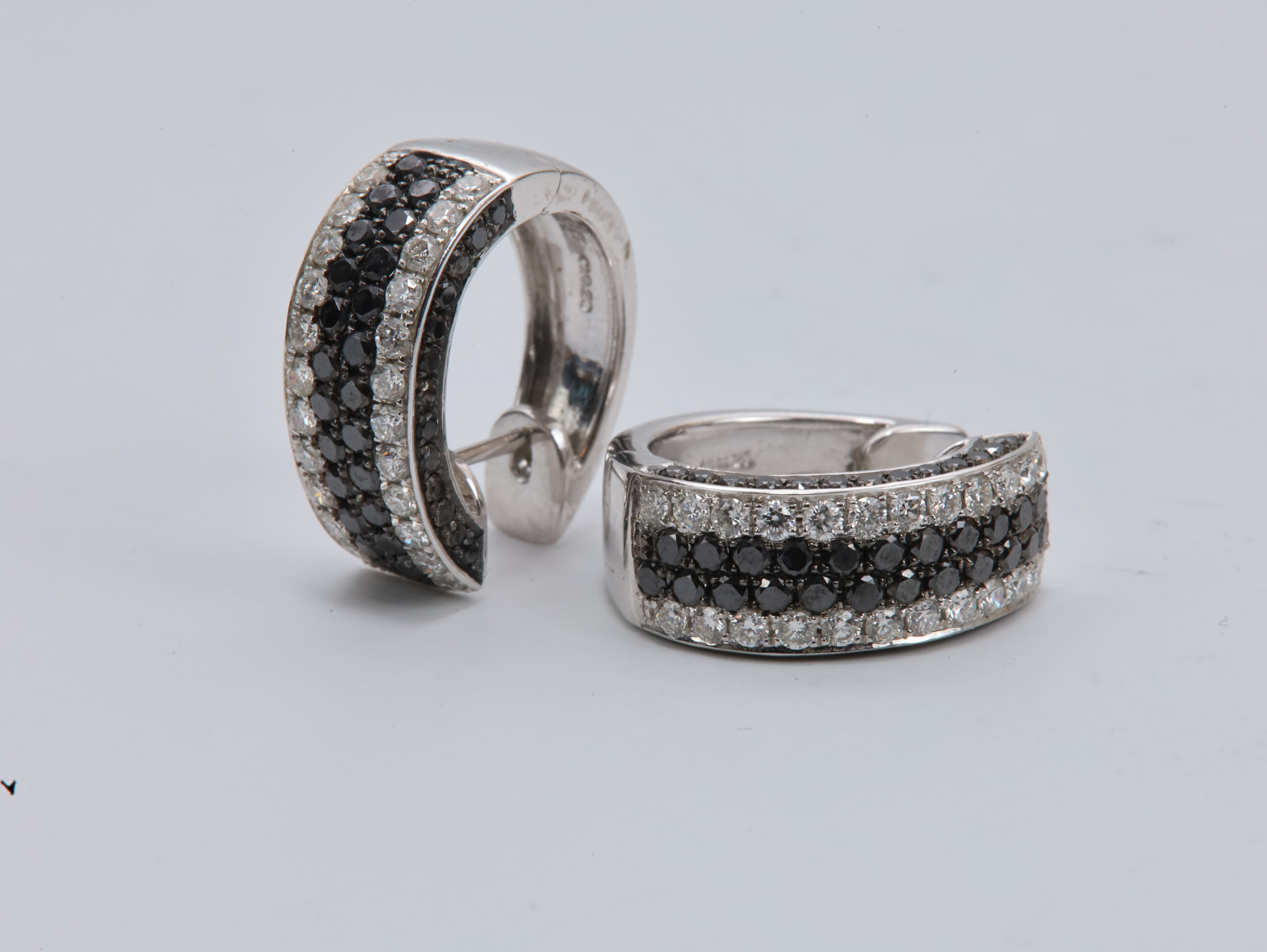 Eksklusive Ovale Creoler i 14K Hvitt Gull med Diamanter