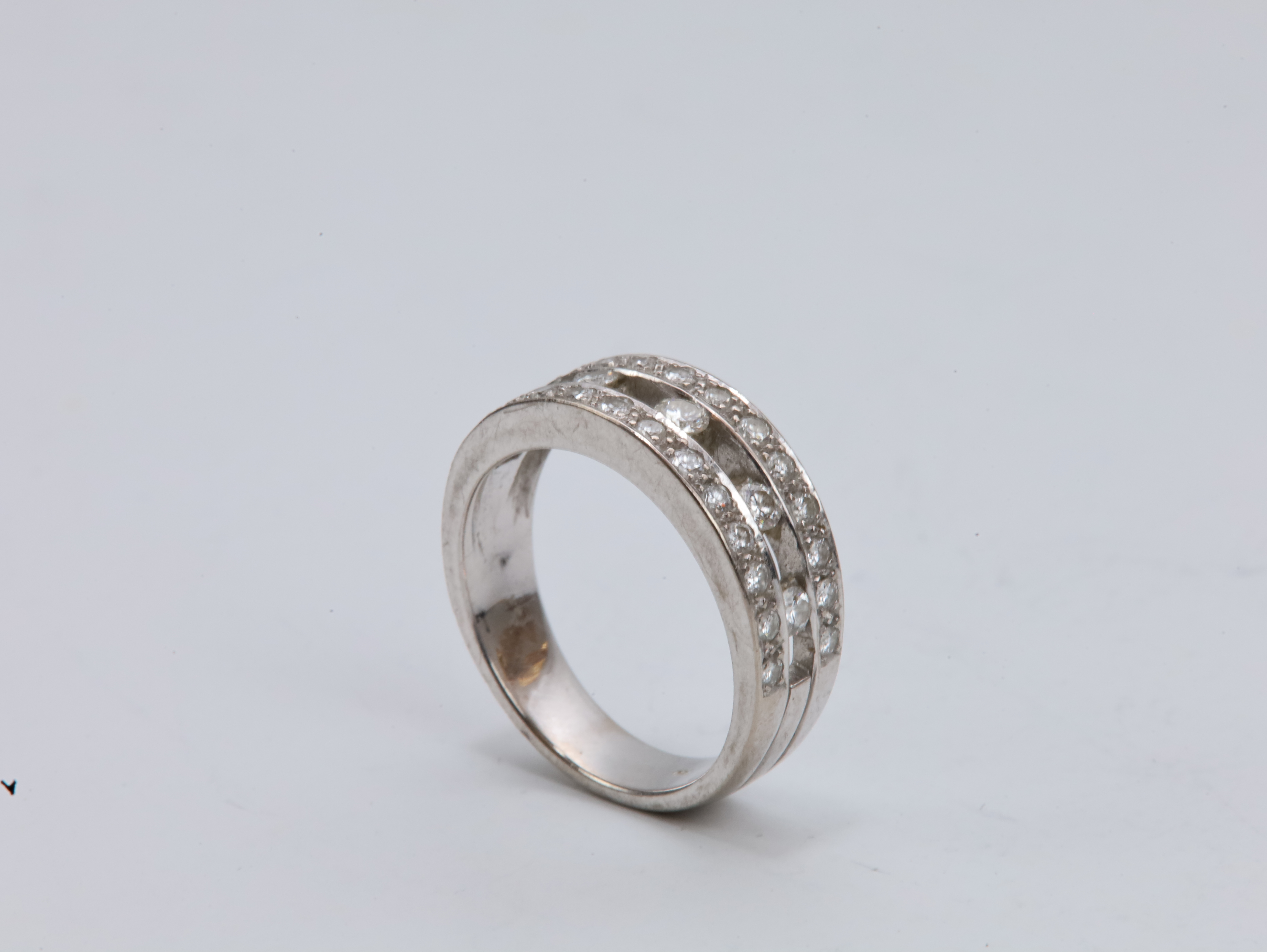 Klassisk Alliansering i 14K Hvitt Gull med 0,65 CT Diamanter