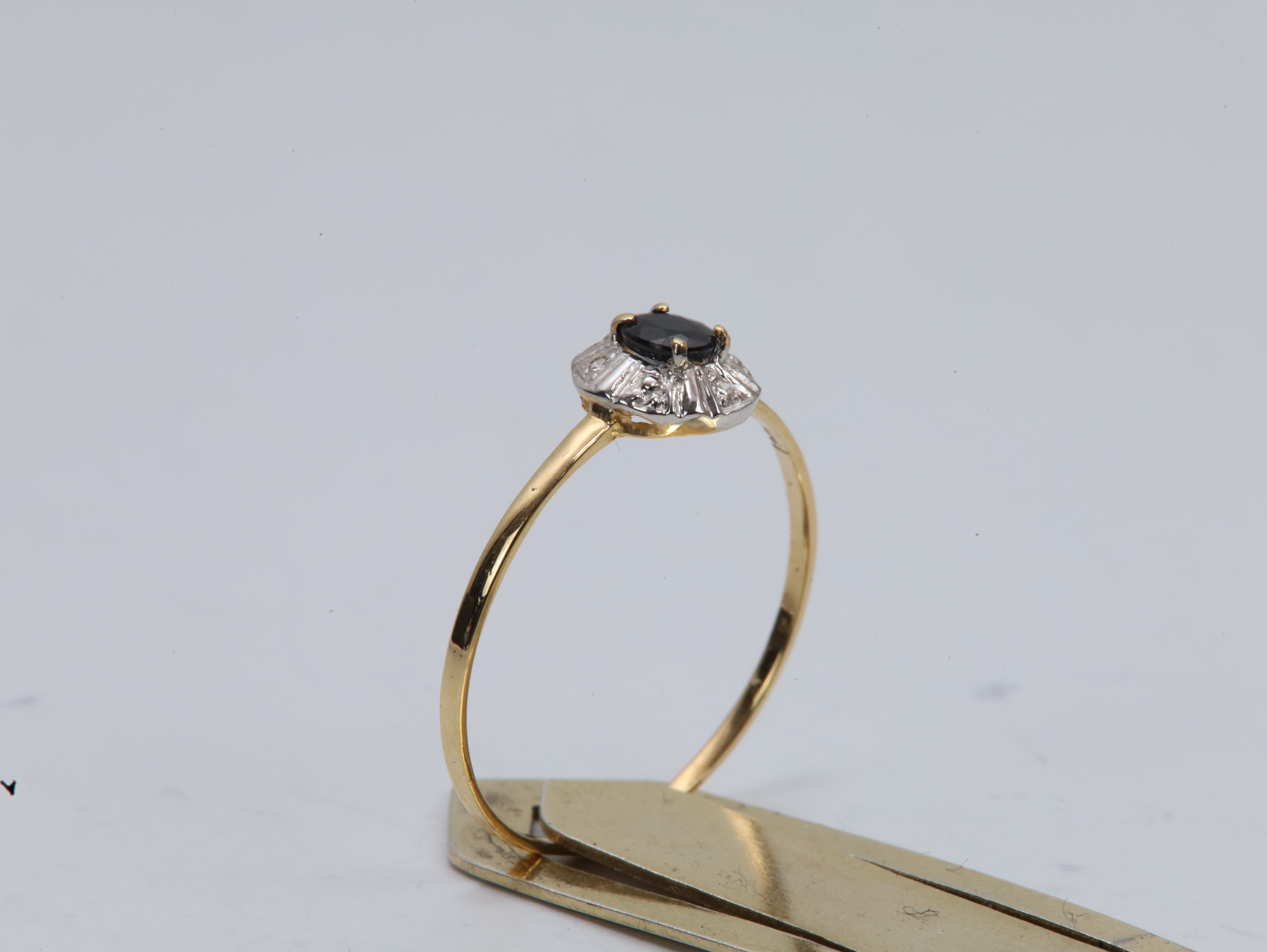 Elegant Bicolor Safir- og Diamantring i 18K Gull