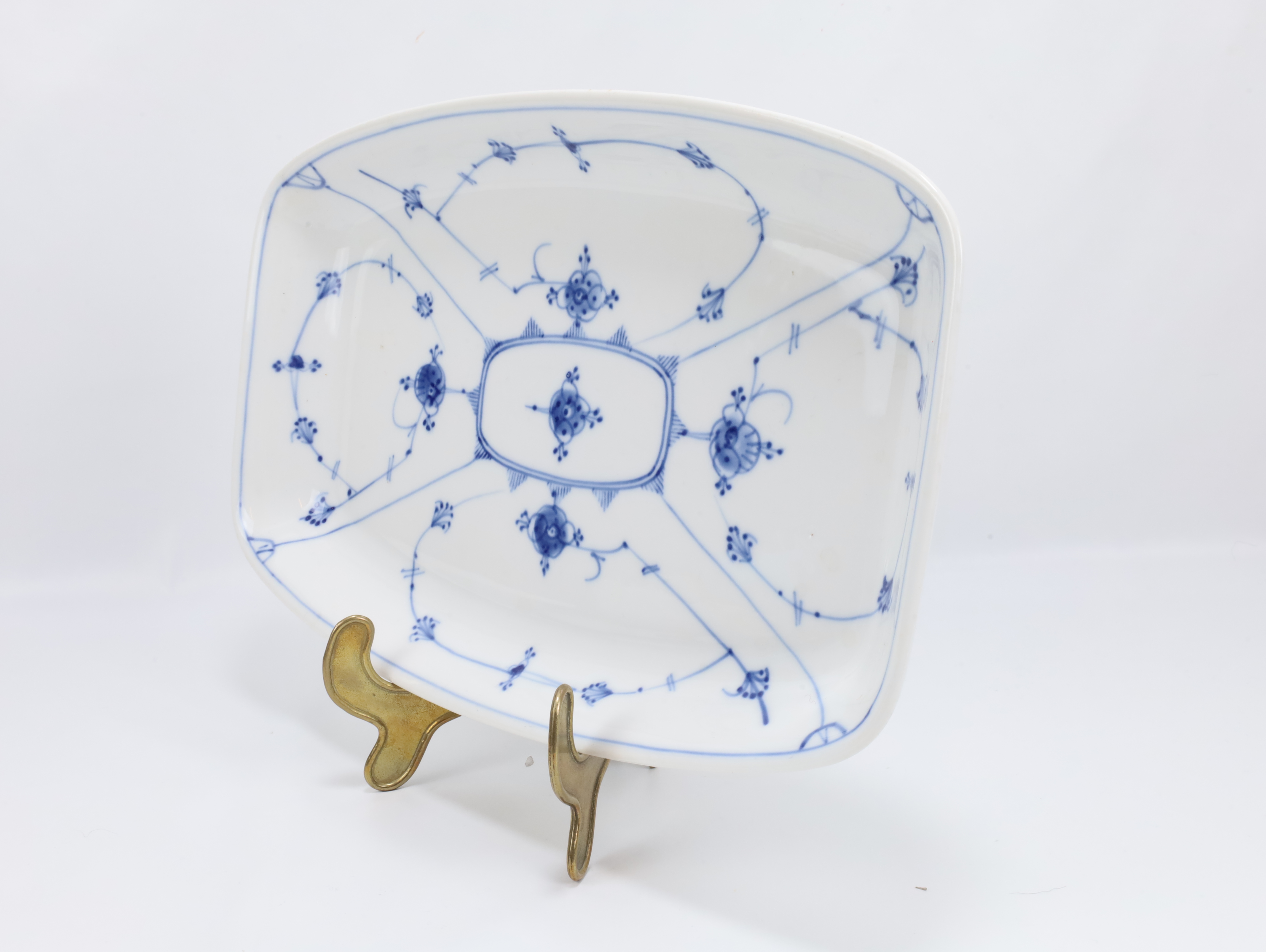 Rektangulært serveringsfat fra Porsgrunn Porselen, stråmønster