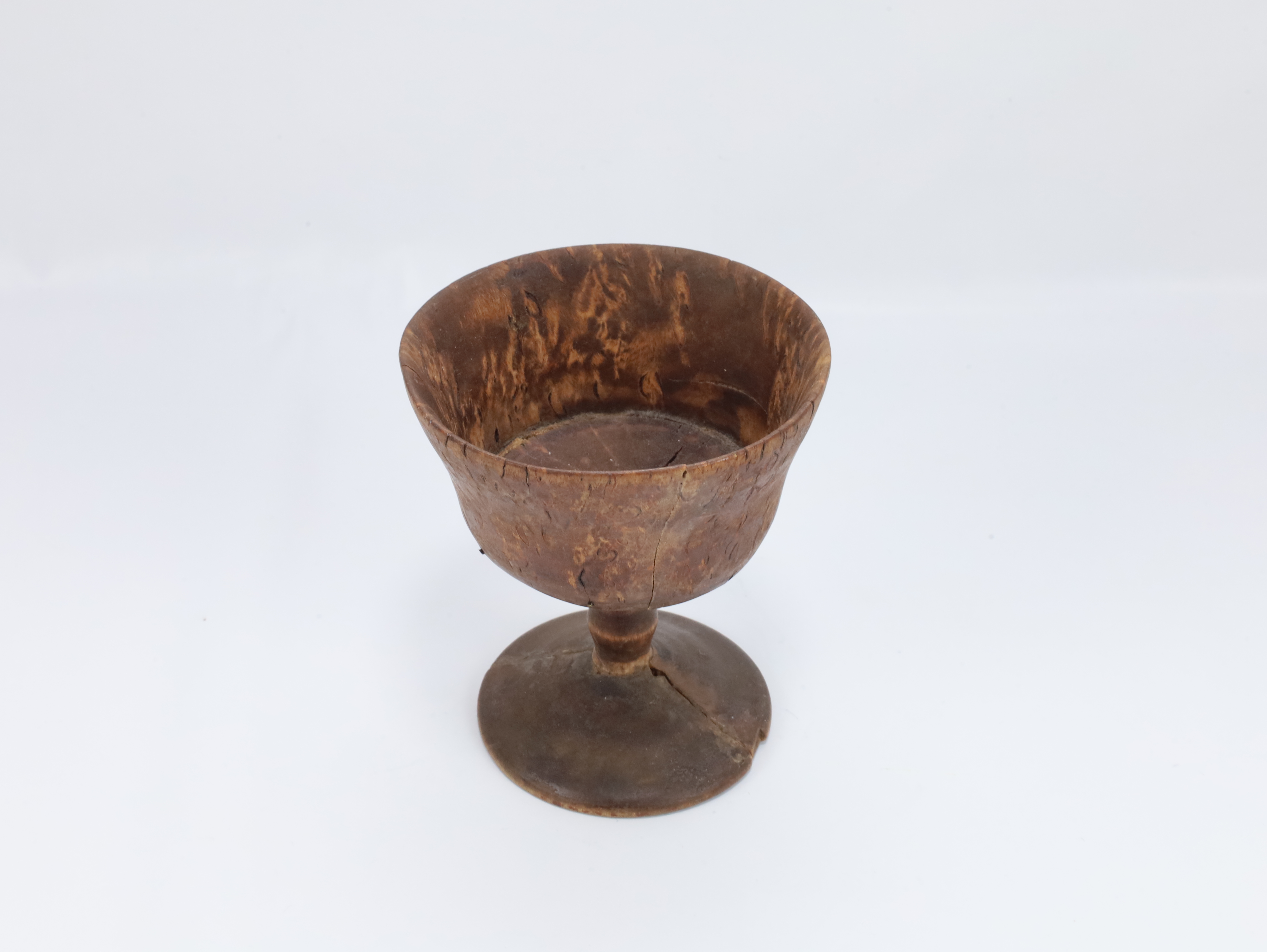 Håndlaget trebeger på stett, ca. 1800–1900