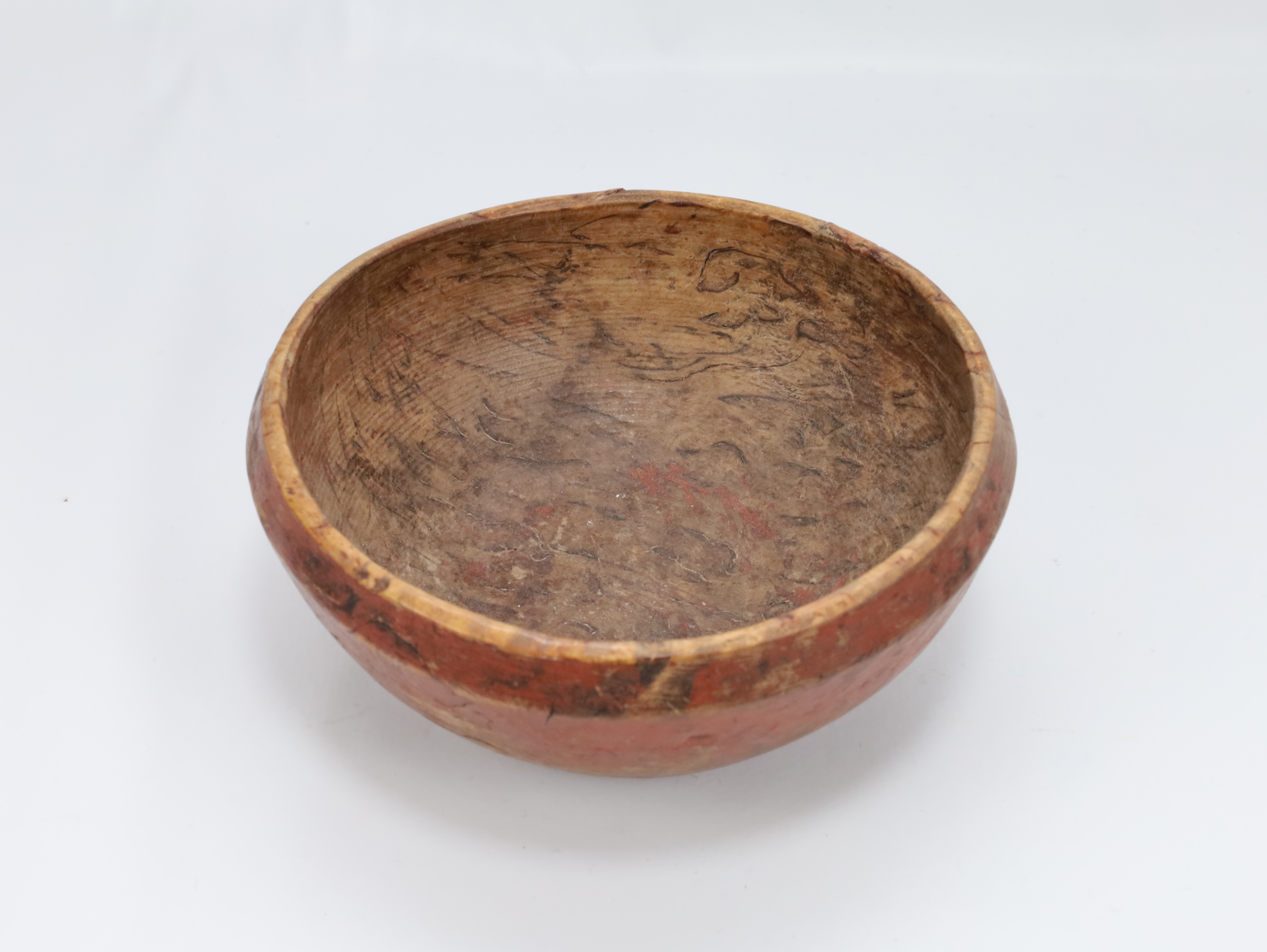 Antikk tumling bolle i tre med rød dekor ca. 1800–1900