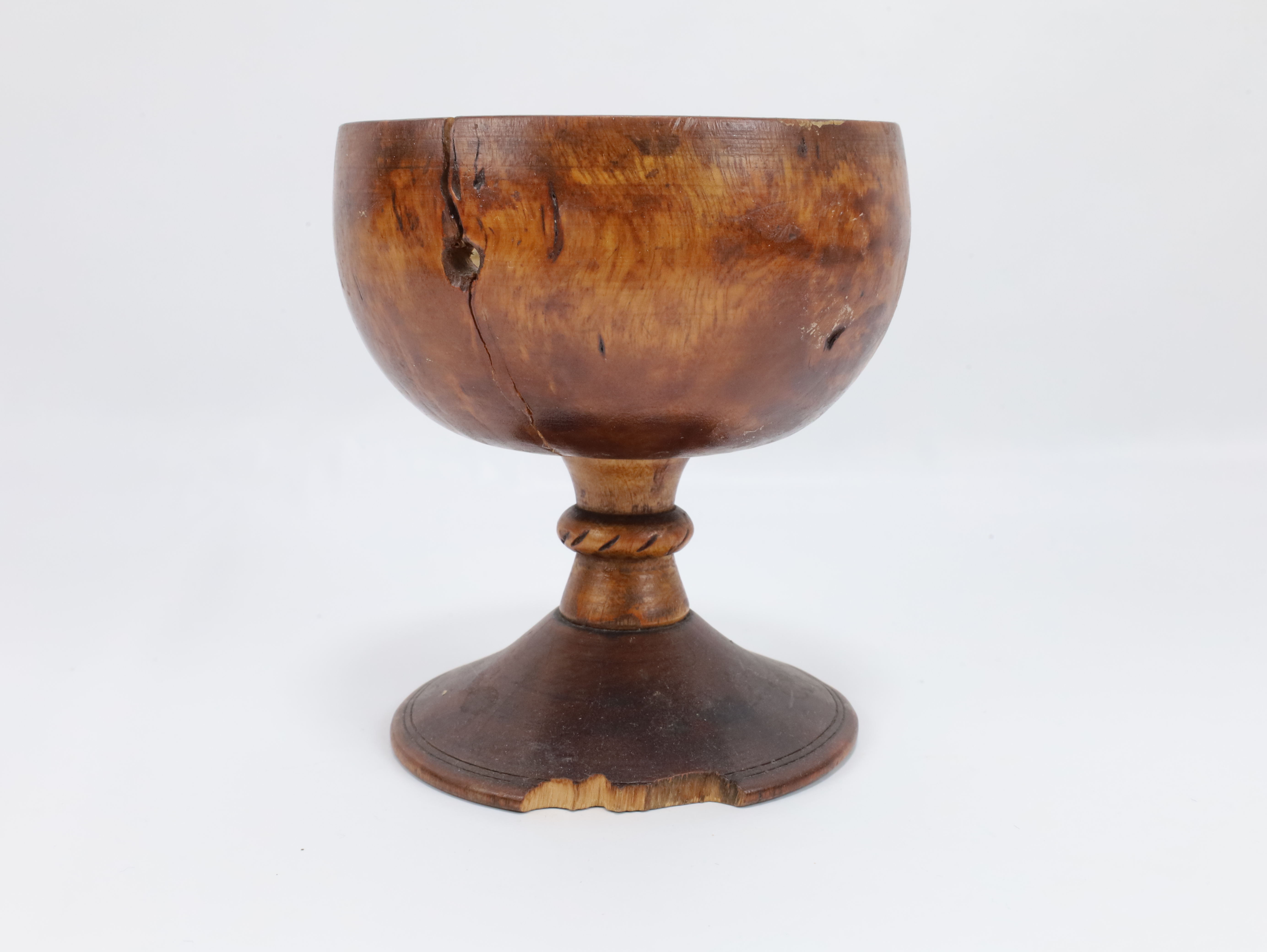 Antikk dreid trebeger på stett, ca. 1800–1900