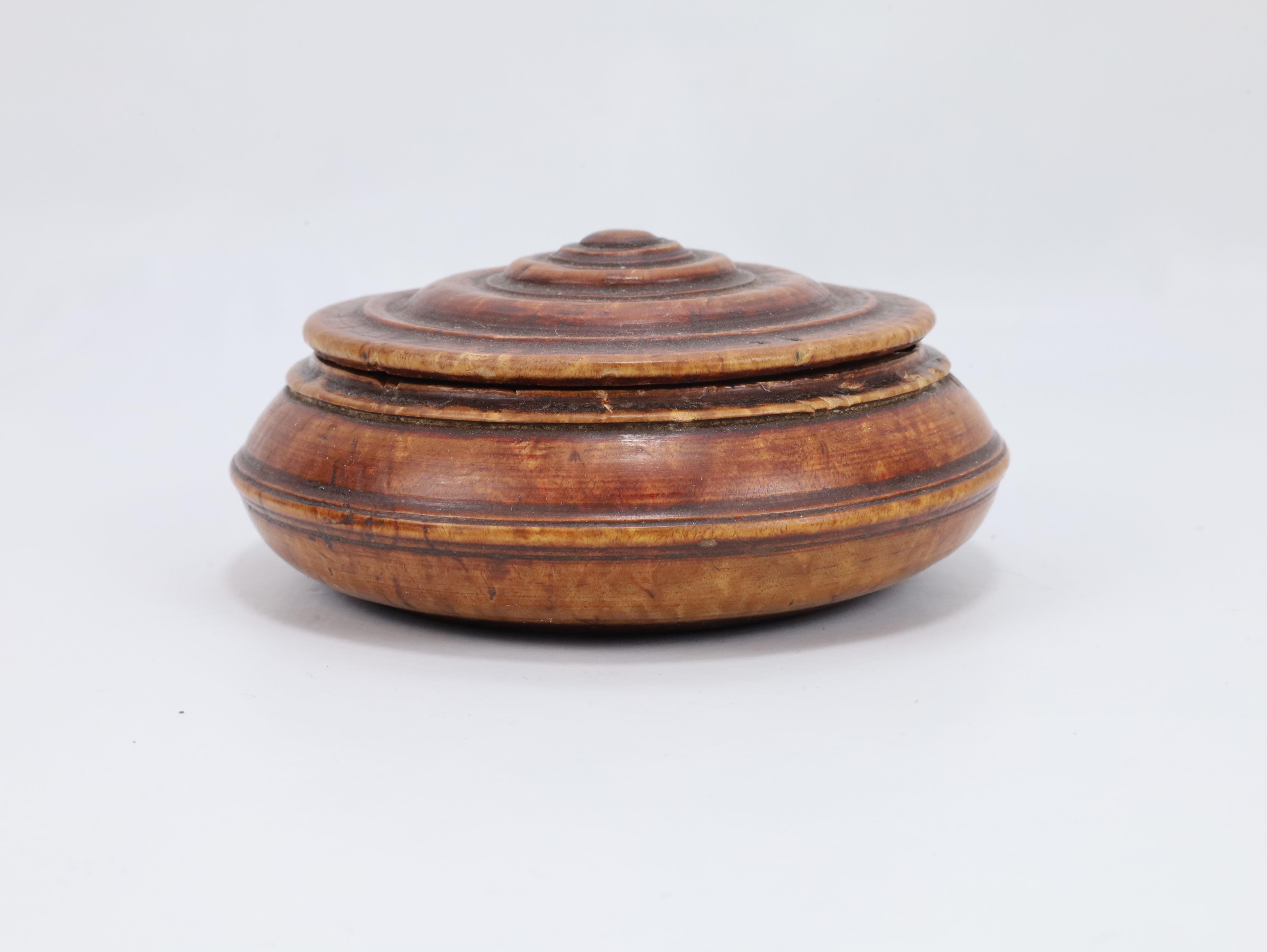 Antikk tobakksdåse i dreid tre med låselokk, ca. 1800–1900