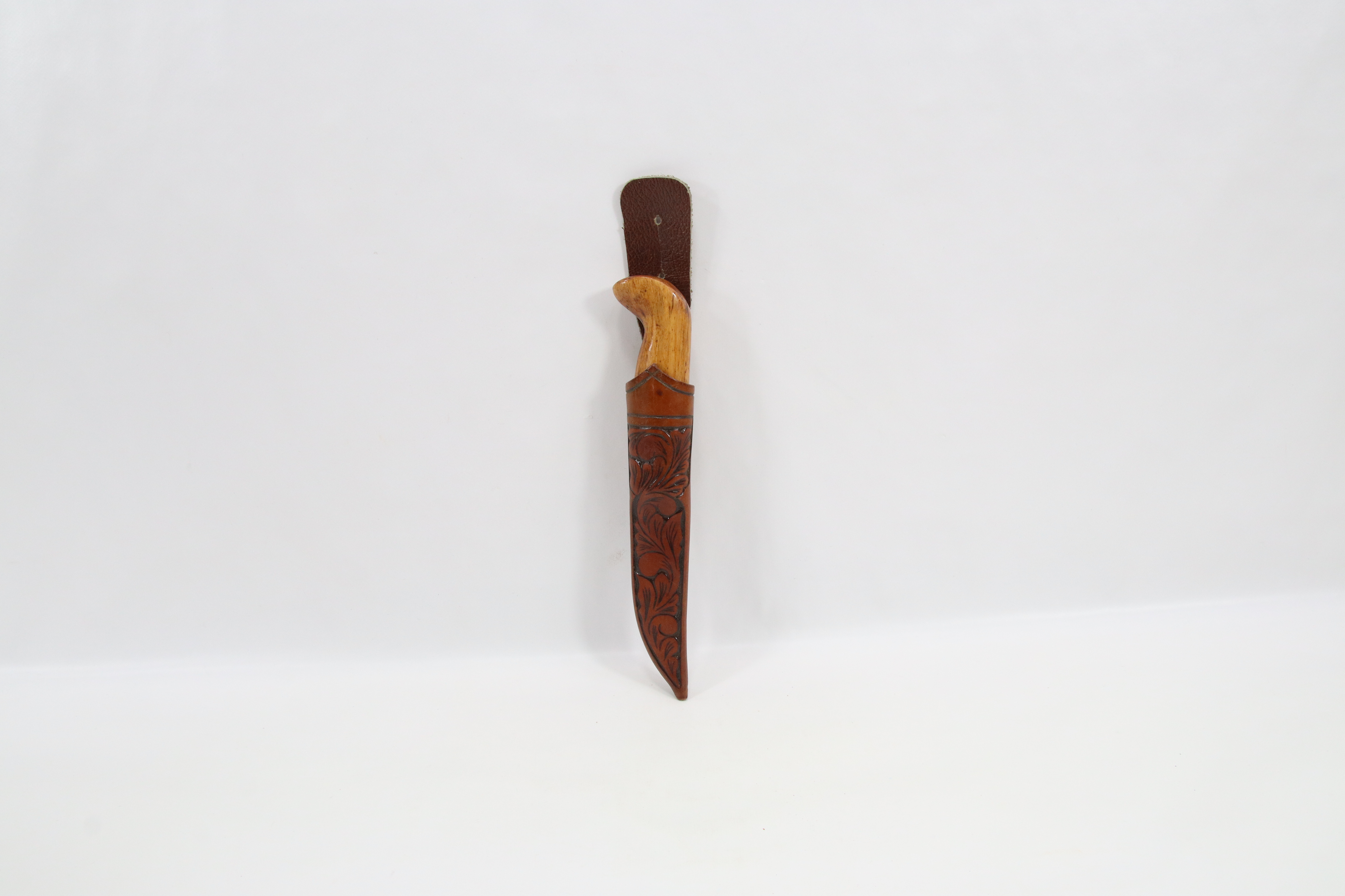 Tollekniv – håndlaget med dekorert slire ca. 1960–80